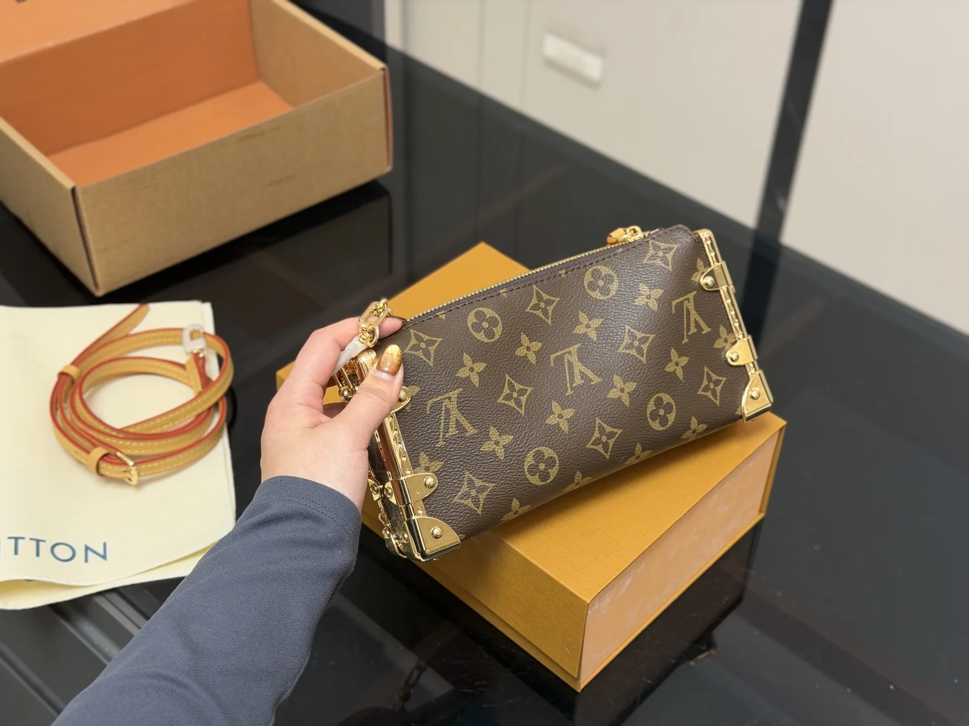 ¥225 (折叠盒➕飞机盒) size:23*11cm 超时空爆款 Lv王炸新款包 横版谷爱凌 一定要入的它! 超级洋气 upupup 搜索🔍Lv 软箱子(盒子)