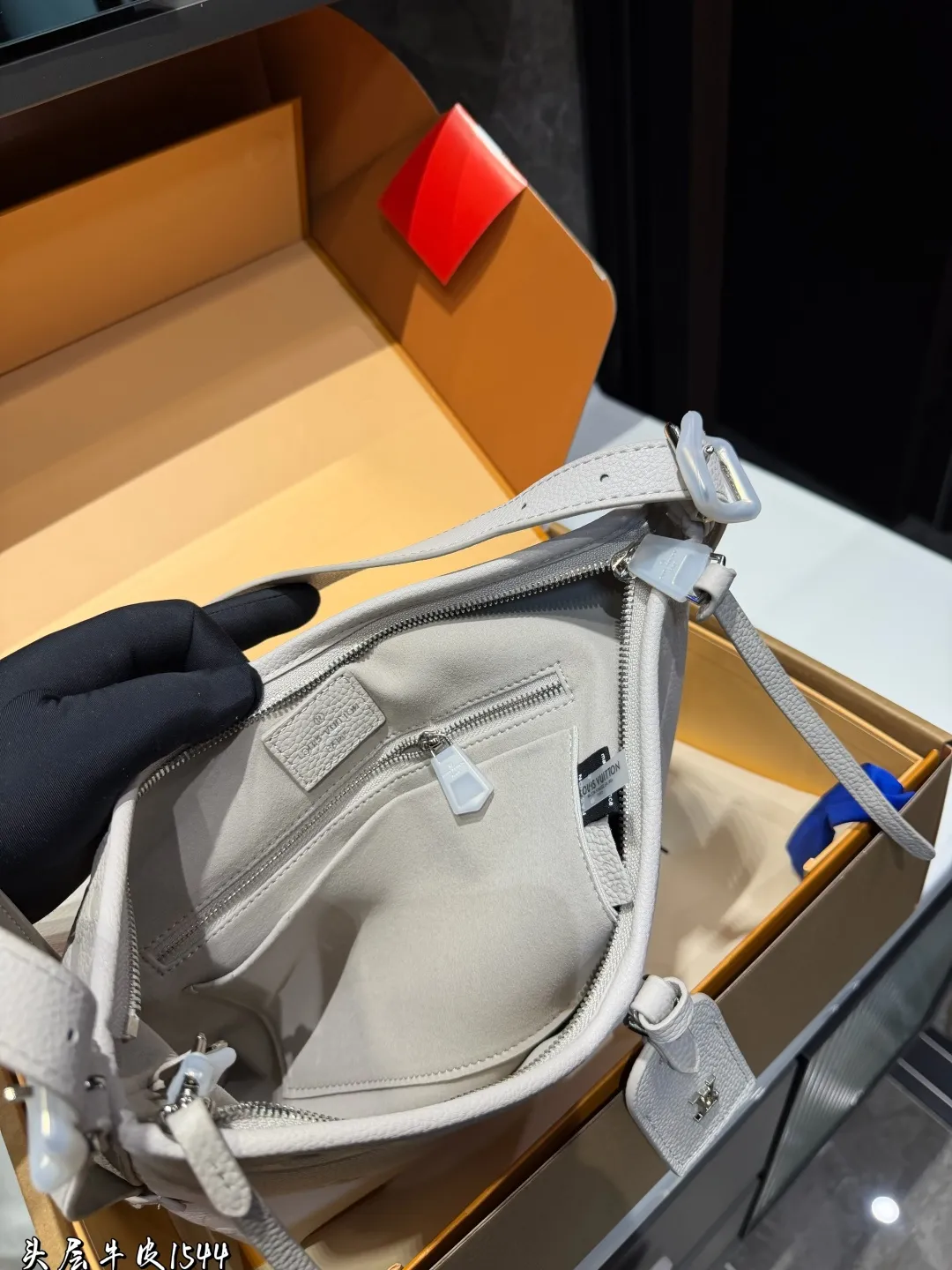 ❤️p305(礼盒包装)❤️ L家 大象灰/carryall配置有子母袋和宽肩带|新色沙丘色!高级⚠️细节细节….完美✔️搜索🔍Lv carry 购物袋size: 29*22cm(小)