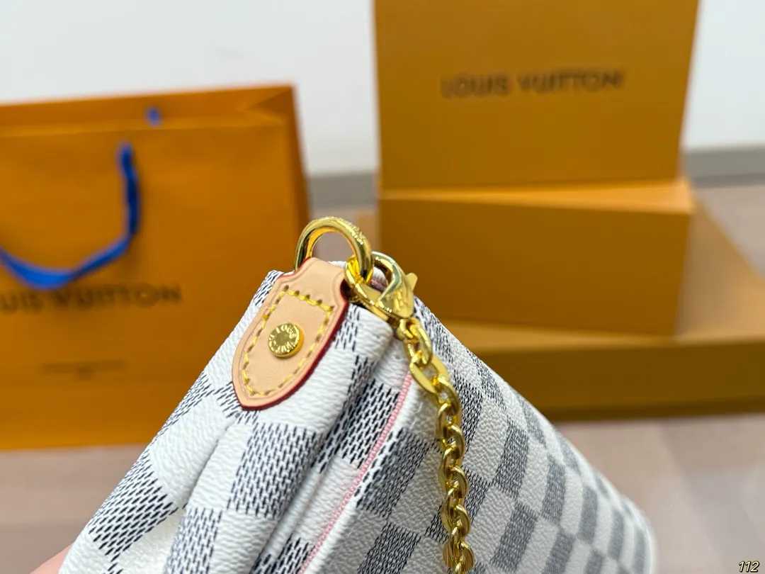 原版复刻&yen;140飞机盒 LV小号晚宴包 变频芯片 路易威登lv腋下包 搭配2条肩带可斜挎🛍 全新搭配 高端品质 原版面料 超级大牌的一款 上身特别洋气 喜欢的美妞抓紧自留啦 尺寸：小号21 11