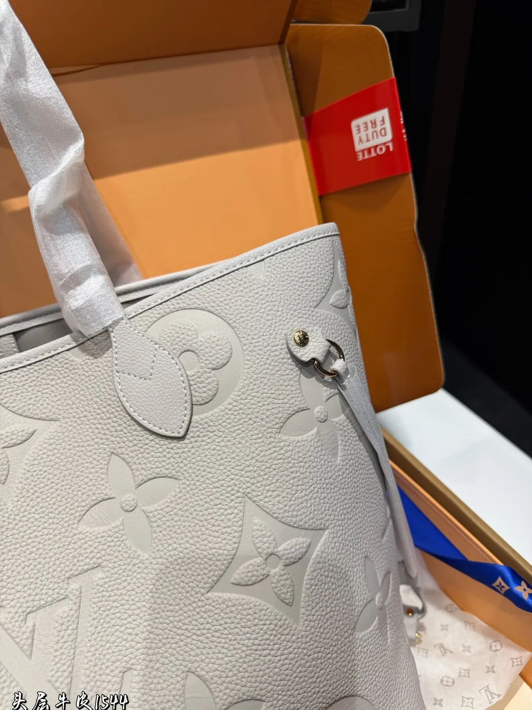 ❤️头层牛皮 p310❤️ Lv牛皮L家 Neverfull 中号购物袋！入门级的款式哦！绝对的终身款！此物经典不言而喻！街拍和实用都是非常nb的选择！大家拿到后可以感受下，皮质颗粒之间空袭分明，宽度平均，摸上去软硬适中，尺寸 32*28cm