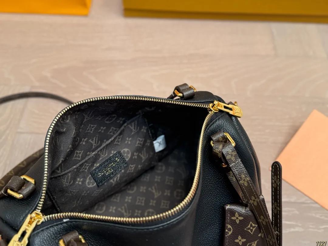 纯皮¥240飞机盒钢五金 专柜同步163变频芯片 LV路易威登Express枕头包 配有可拆卸肩带🉑自由转换 手提,肩背或斜挎等各种造型背法 极具松弛感 上身效果时髦好看‼️ 尺寸:小号26 15