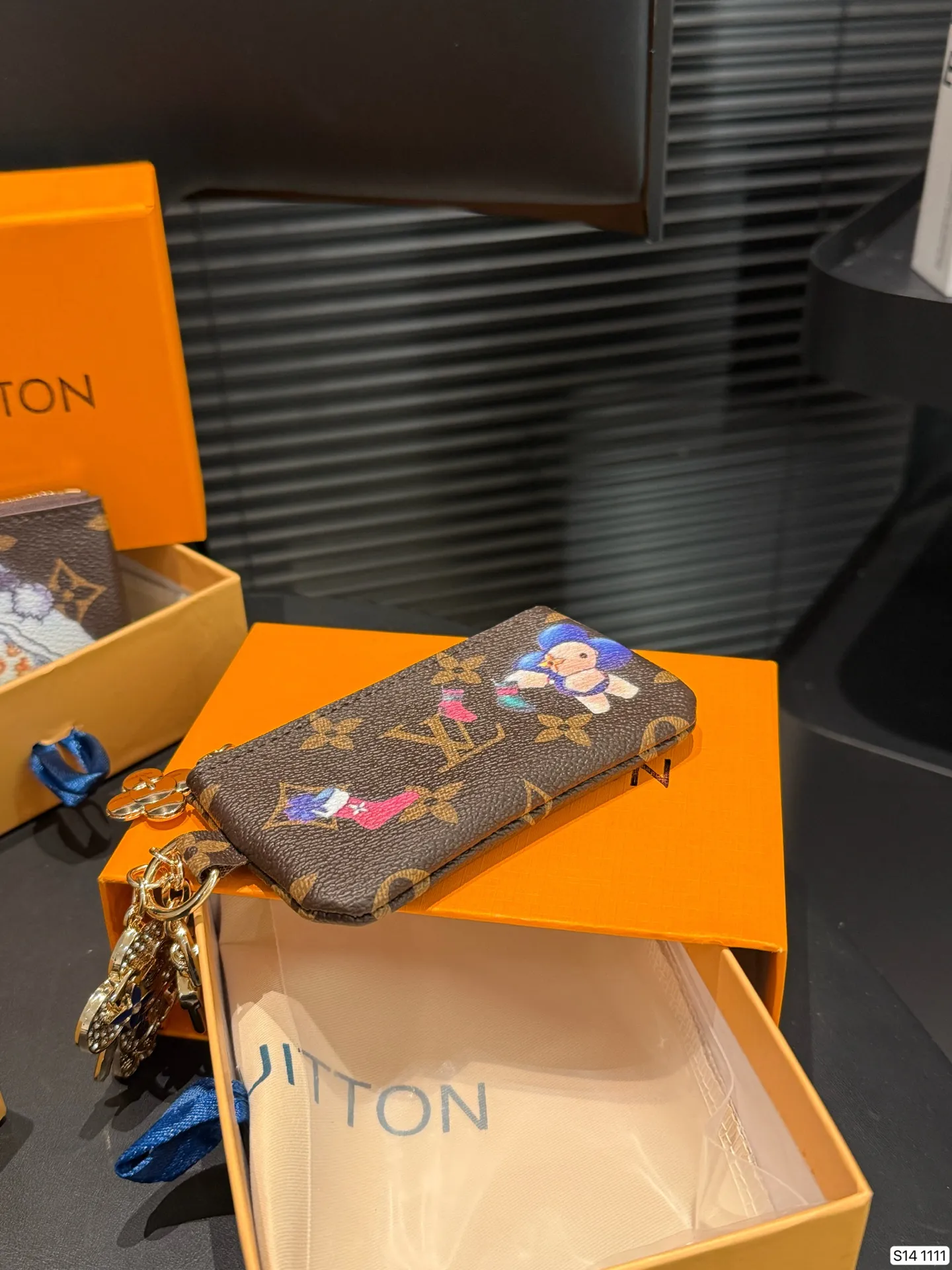 P120 配盒子 今天着重介绍一下我最爱的小卡包十钥匙包+零钱包： 驴牌老花~ 外形就比银行卡大一圈，内部刚好可以放下 尺寸11.5 6 货号1111