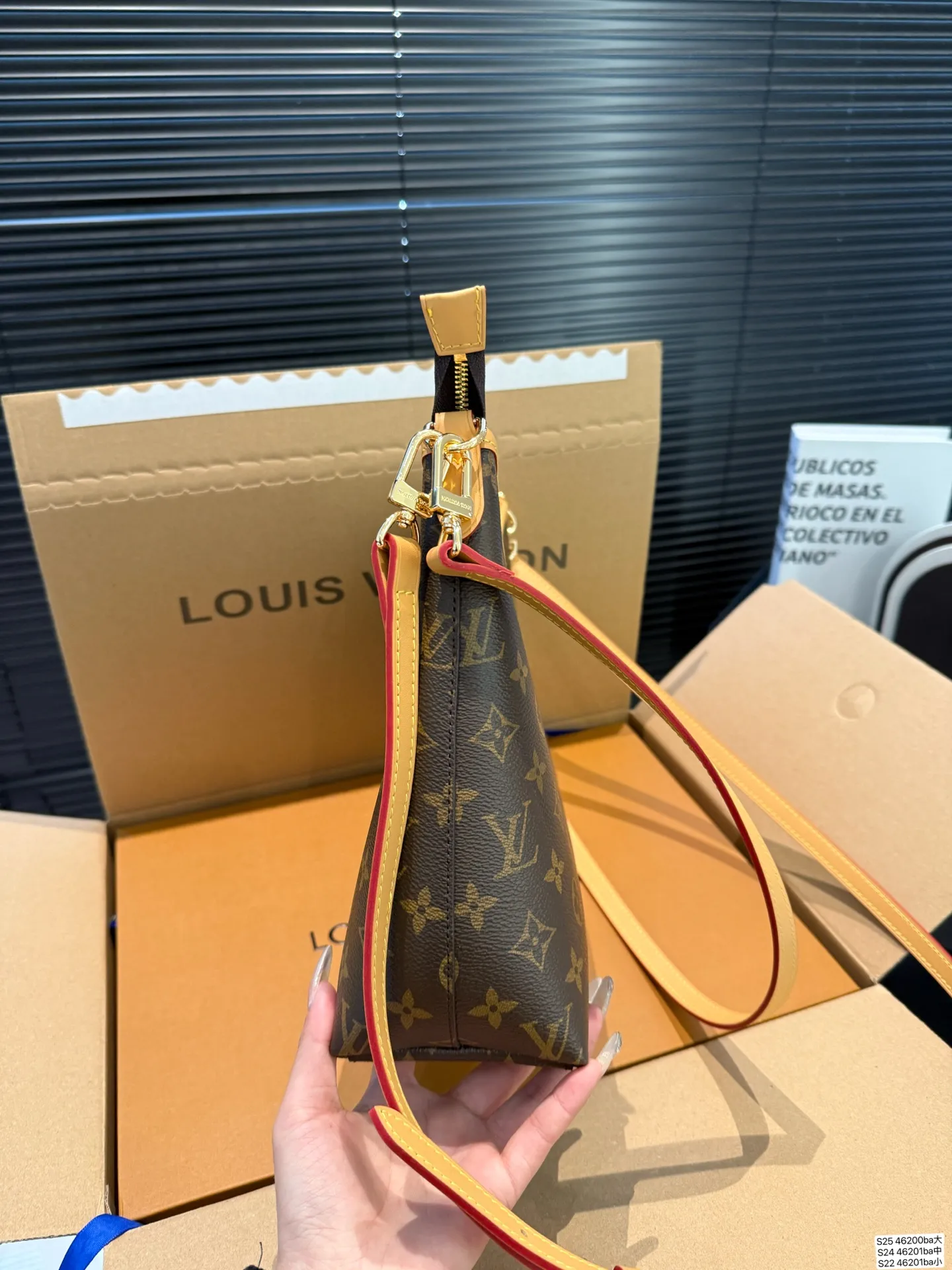 大号P175 中号P170 小号P160 配飞机盒折叠盒子 全钢五金 芯片版本 LV腋下包 今年腋下包大火 不光有可人外表 空间也很喜人 更是百搭 一年四季都好背 让你秒变时髦精 尺寸:大号29 21中号24 18 小号21 14.5货号大46200 中46201 小46202