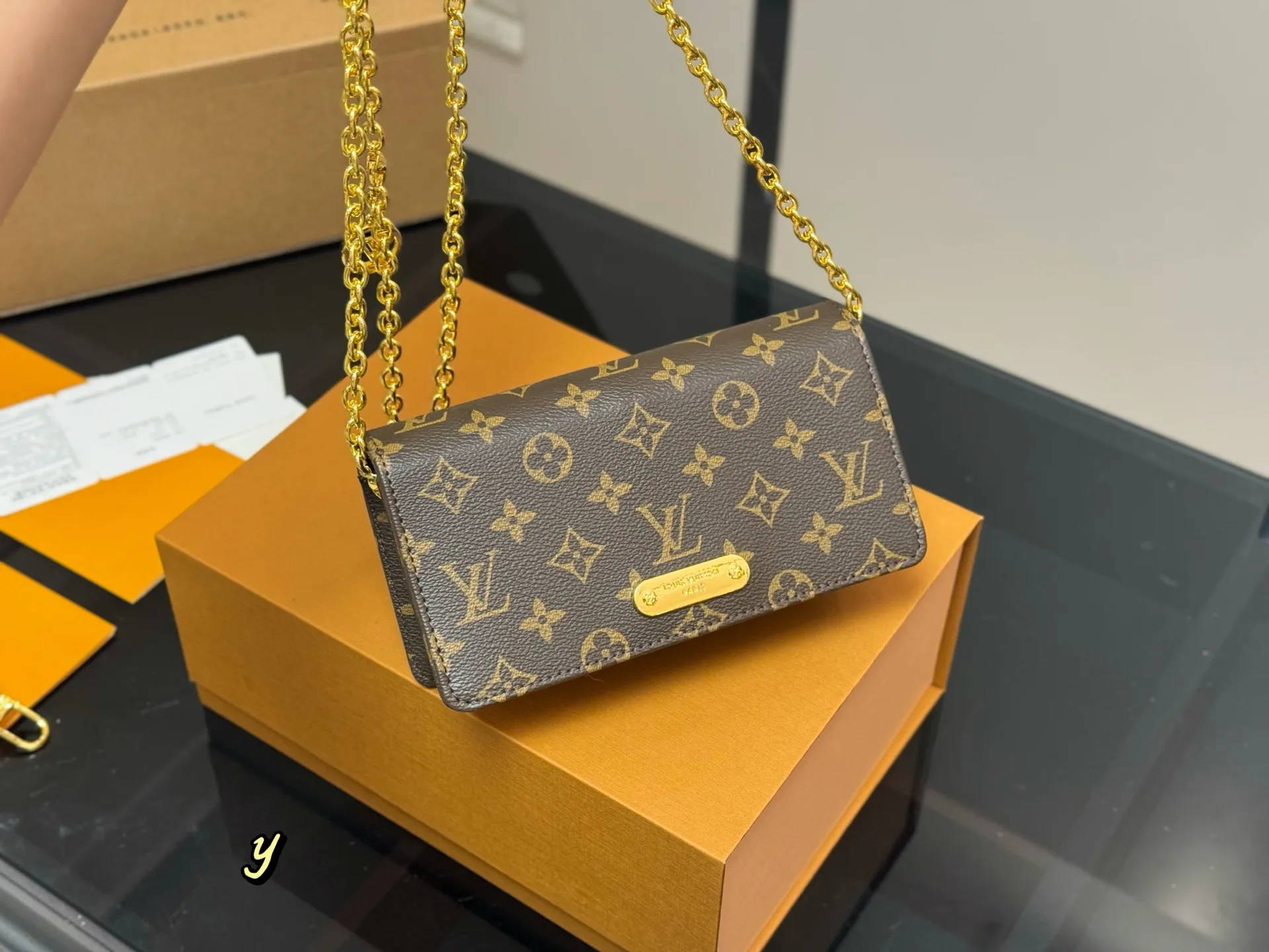 &yen;155 配折叠盒飞机盒 Lv新款Lily woc， 容量看起来比三合一更加分！ 有种复古感，而且链条还能拆哦。 下一个爆款 尺寸:21.12cm