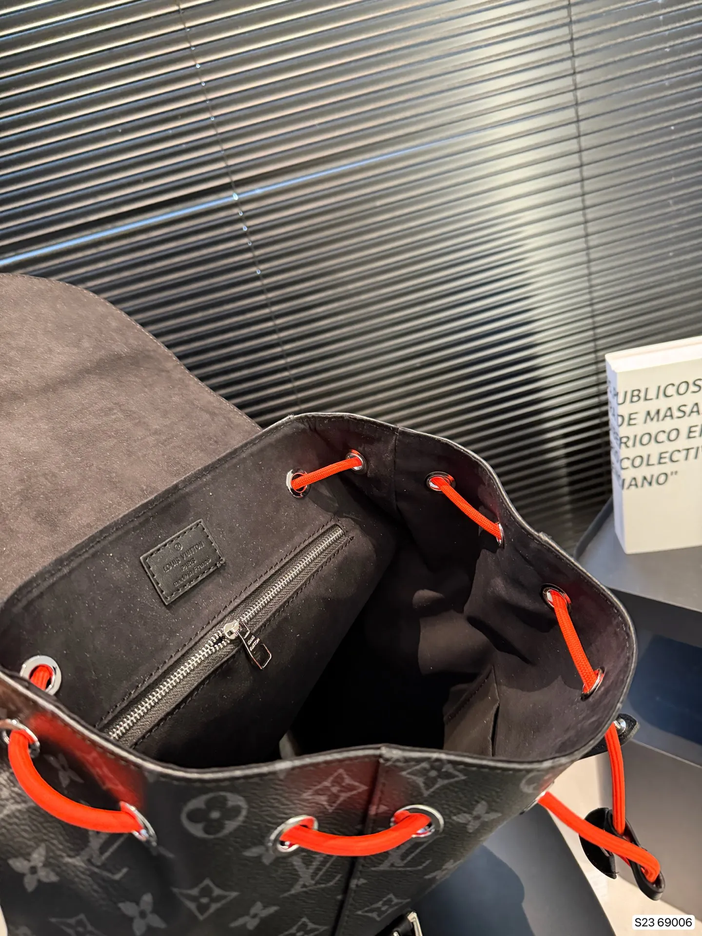 P165 Lv双肩包出货 超级耐磨 超级实用的款式 内衬带logo. 原版电镀五金带logo 这个包包的容量也很大 满足你出行的所有需求 必备的都可以装下 真的是很nice 尺寸 32 42 货号69006