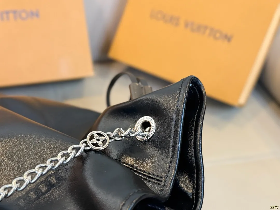 原版复刻¥220飞机盒 钢五金163变码芯片 8月新款LV OFF DUTY VIBE也叫“下班包” 背上它一键去除班味儿,化身都市丽人😍 甜酷中带着一丝儿随性慵懒 包包是抽绳设计,可以单肩也可以斜挎 下班背上它,说走就走 一起来开启下班模式 尺寸:中号单肩包35 37