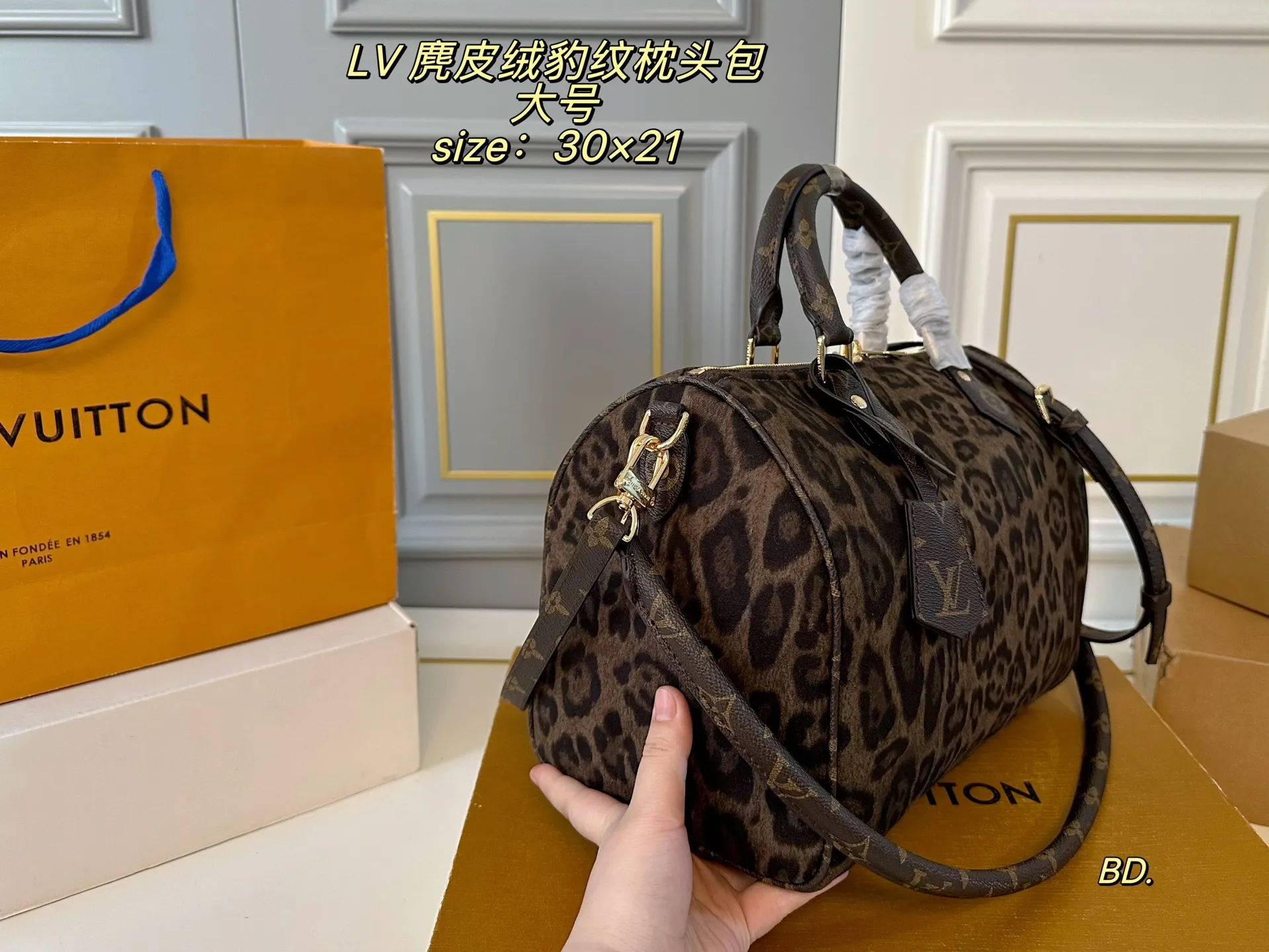 P165 大号(无盒) size:30×21 LV 路易威登麂皮绒speedy豹纹枕头包💕 经典重现,轻便又时尚~ 肩带🉑️调节,可手提,可拆卸! 麂皮绒➕豹纹设计 浓浓复古风,超级实用❗️