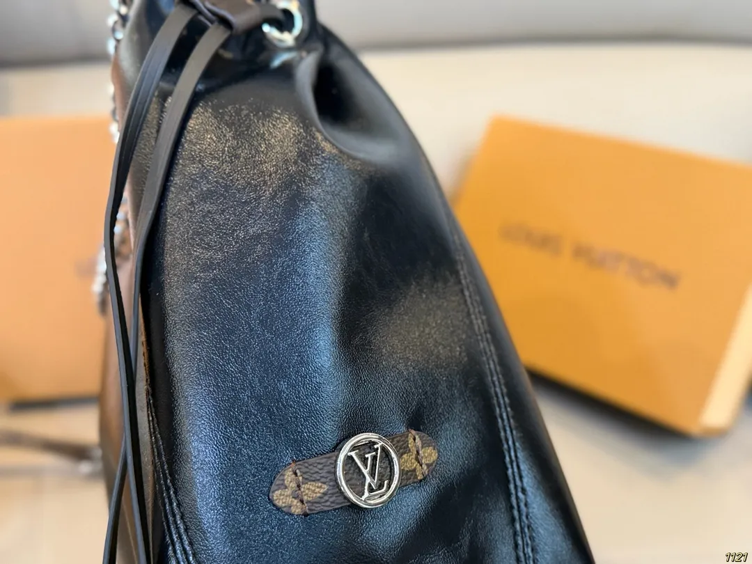 原版复刻¥220飞机盒 钢五金163变码芯片 8月新款LV OFF DUTY VIBE也叫“下班包” 背上它一键去除班味儿,化身都市丽人😍 甜酷中带着一丝儿随性慵懒 包包是抽绳设计,可以单肩也可以斜挎 下班背上它,说走就走 一起来开启下班模式 尺寸:中号单肩包35 37