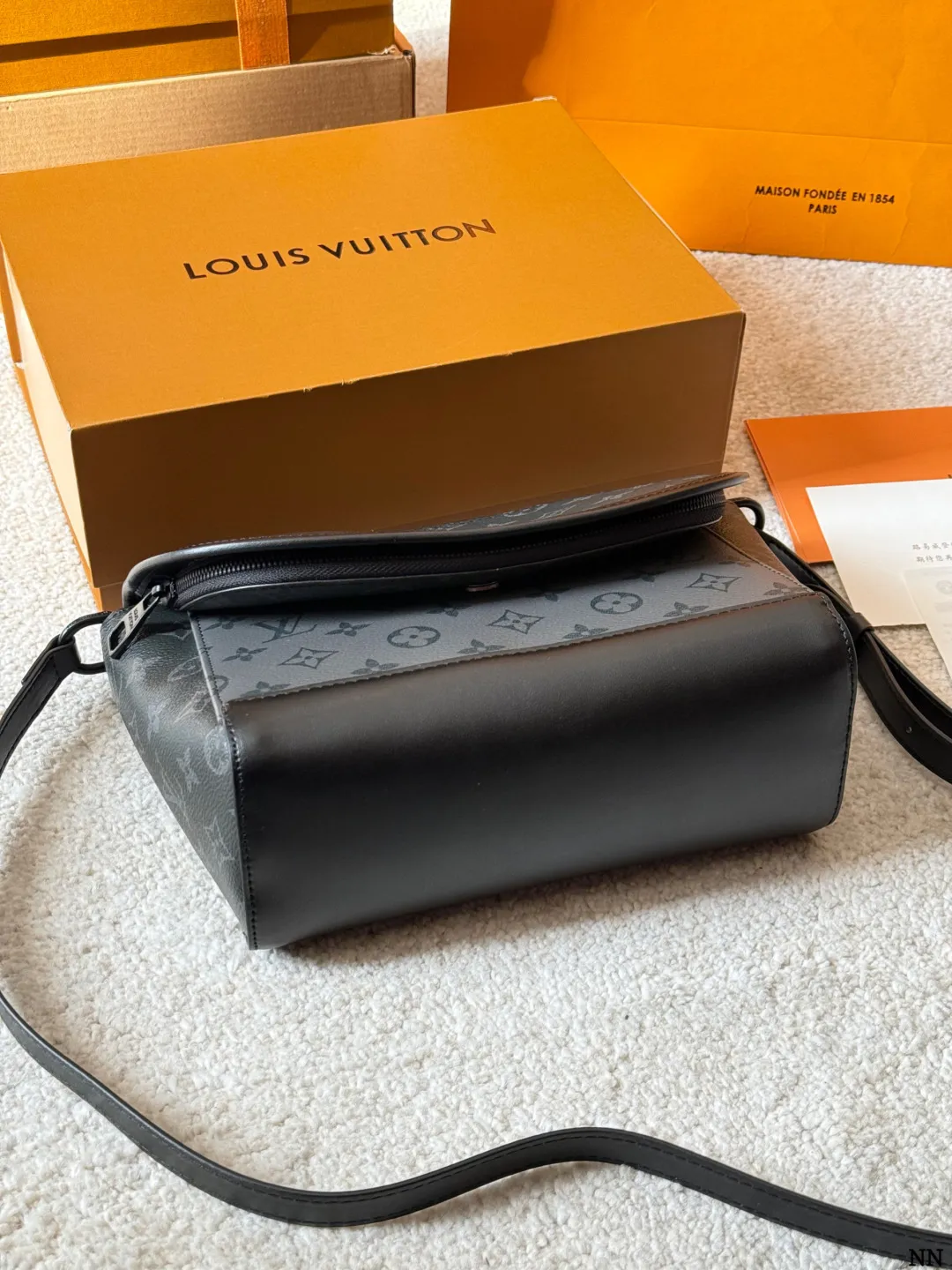 牛皮版本 p160 LV Pulse 邮差包 M12681 VLV Pulse邮差包M12681，黑色Monogram Eclipse涂层 帆布+牛皮饰边，低调又有辦识度艹。盖磁扣+外拉链袋，内部多夹层，收纳超方便！肩带可调节，单肩斜挎都OK，通勤休闲都能搭。 线绳拉链头设计，时髦又实用，是LV黑武士系列热门款，商务休闲都能轻松驾驭 尺寸 23 18cm