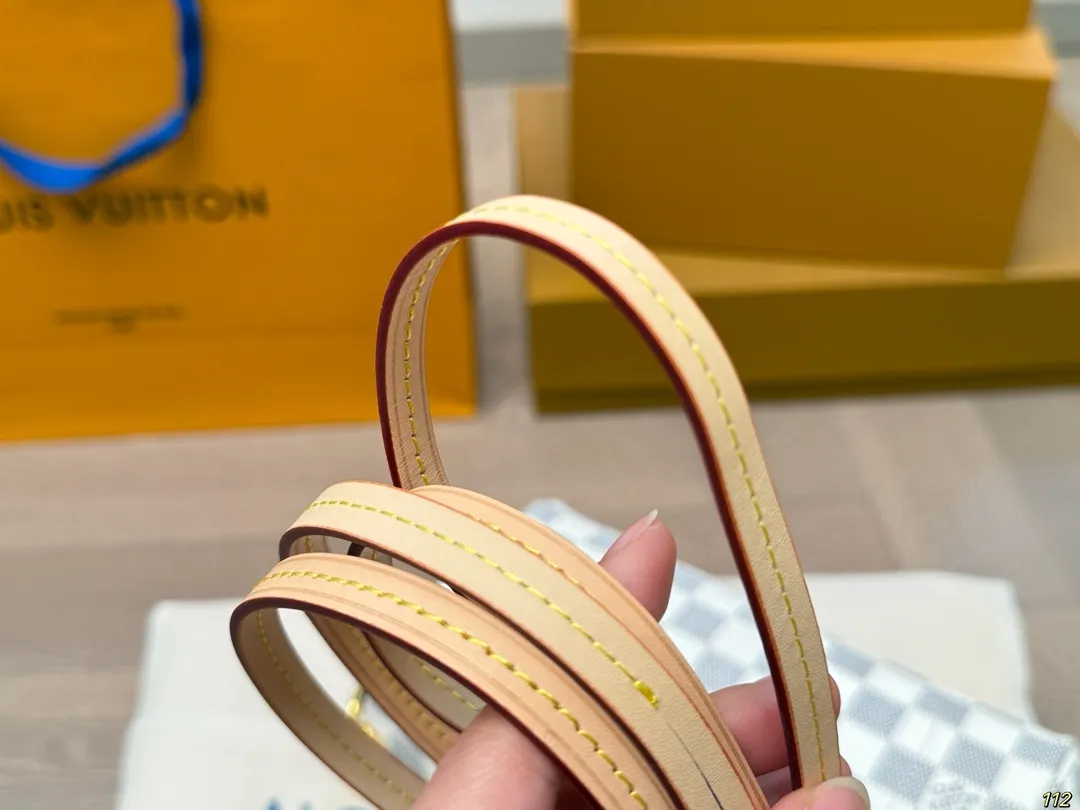 原版复刻¥140飞机盒 LV小号晚宴包 变频芯片 路易威登lv腋下包 搭配2条肩带可斜挎🛍 全新搭配 高端品质 原版面料 超级大牌的一款 上身特别洋气 喜欢的美妞抓紧自留啦 尺寸:小号21 11