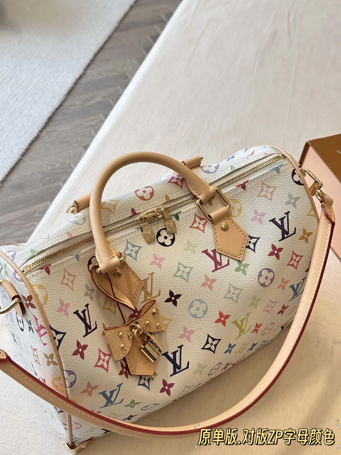 💰300 配盒 白三彩 原单版 size:30*21cm 快來看看L家 Speedy30 枕头包 尺寸30公分日常、旅行都適合! 这个尺寸太喜欢了 真好用!也太 COOL!