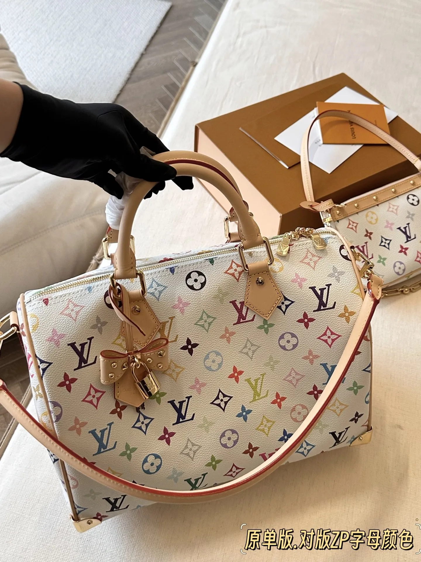 💰300 配盒 白三彩 原单版 size:30*21cm 快來看看L家 Speedy30 枕头包 尺寸30公分日常、旅行都適合! 这个尺寸太喜欢了 真好用!也太 COOL!