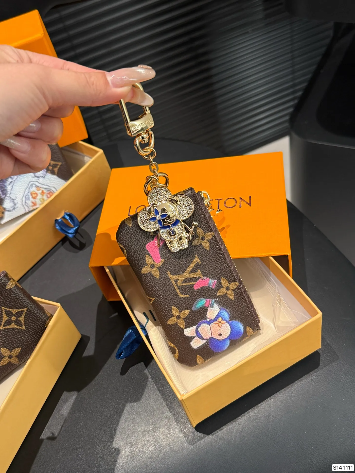 P120 配盒子 今天着重介绍一下我最爱的小卡包十钥匙包+零钱包： 驴牌老花~ 外形就比银行卡大一圈，内部刚好可以放下 尺寸11.5 6 货号1111