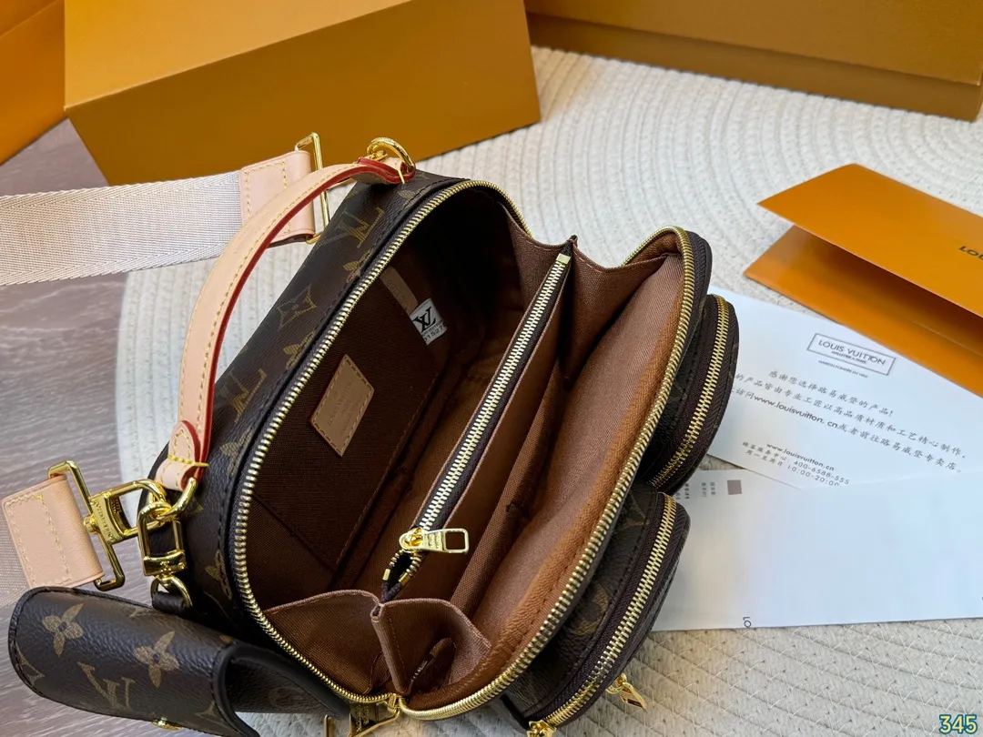 原版复刻&yen;205折叠盒 LV 炸药相机包 超级帅气的包，背上去就是这条街回头率最高的妞，逛街购物就可以背它，买的东西统统装里面，出差的时候也可以背它，配衣服是很A的！尺寸：19 12