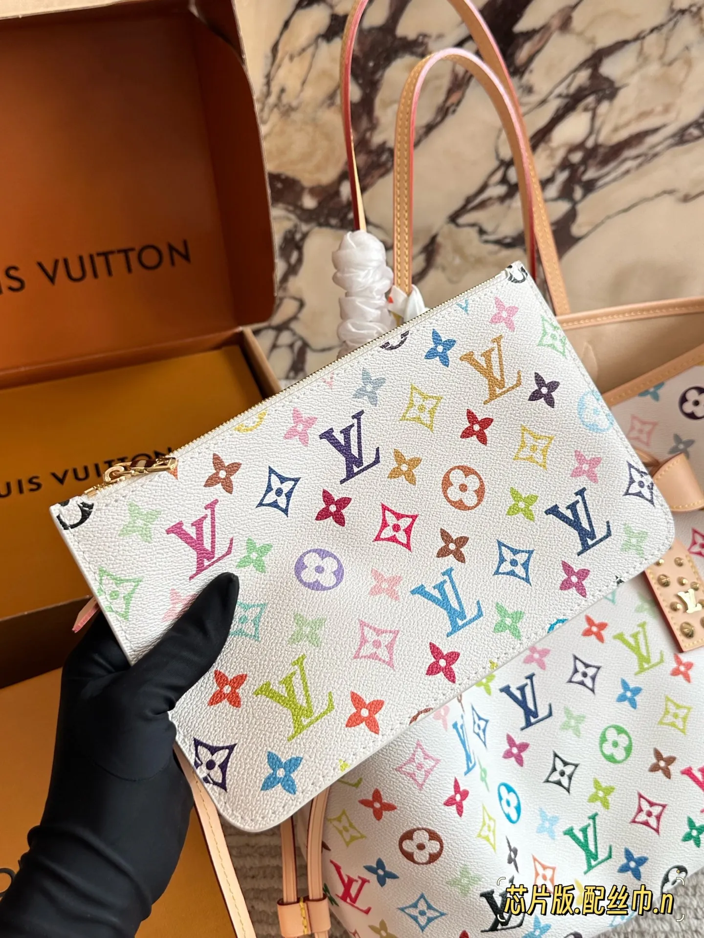 💰240 村上隆系列 lv neverfull购物袋的经典王牌，超大容量的设计作为妈咪包和OL通勤都是妥妥 滴,出镜率 最高的包款。条纹内衬完全不单调沉闷，设计感十足，可拆卸式子母拉链手包，既可单独作手拎包使用，亦可作为额外的内胆 清 丽中带点小女人的可爱韵味!尺寸: 32x29 x 17 cm 配礼盒