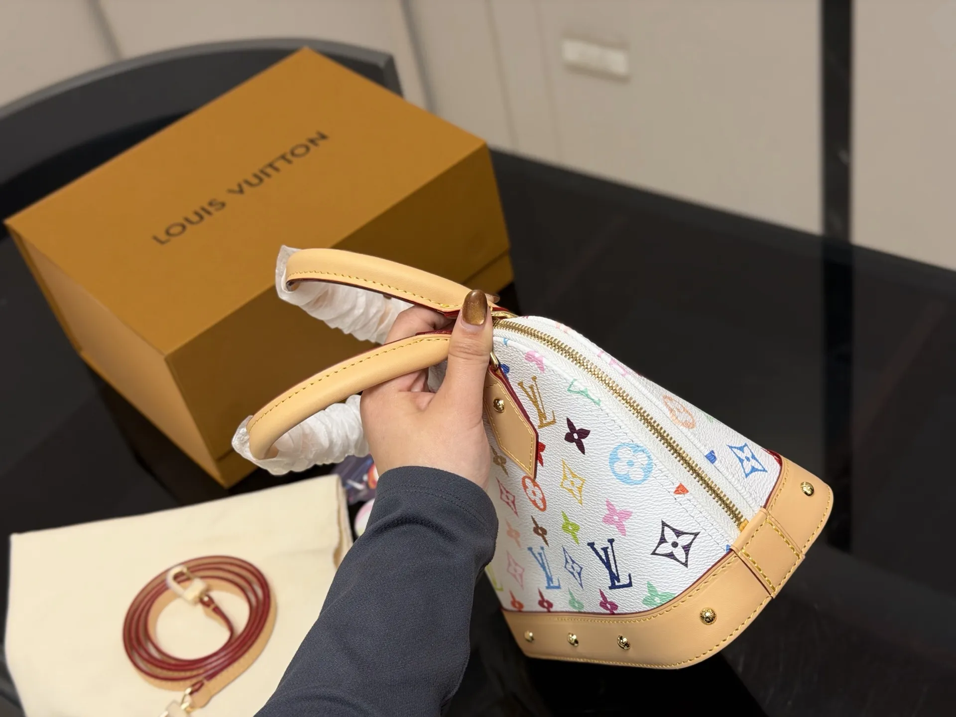 ¥215 配折叠盒飞机盒 size:25*18cm Lv 这个白三彩 alma贝壳 太可爱啦! 小巧又复古已经拎着溜达两天了~