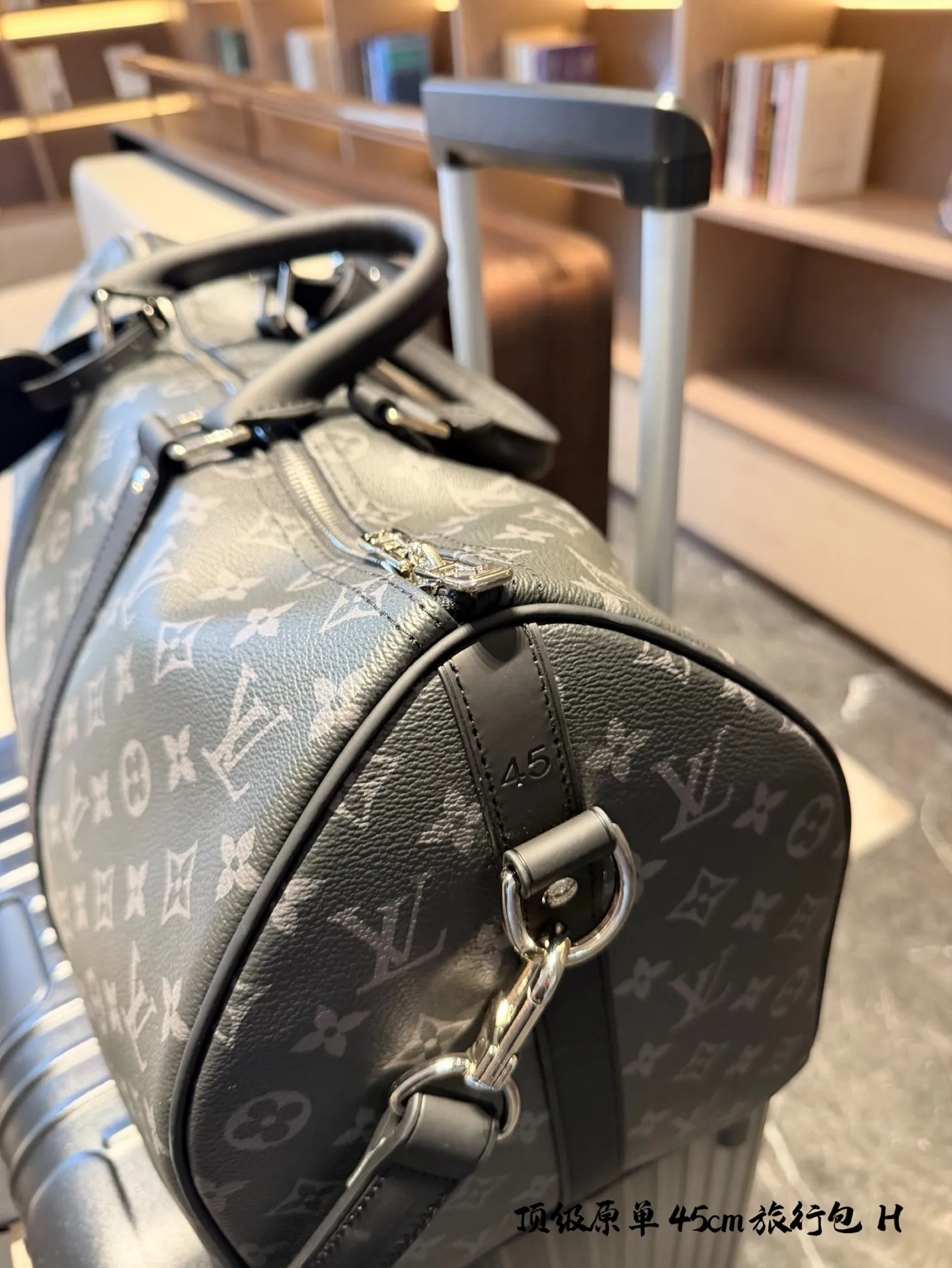 lv 旅行包p220 超酷中LV Keepall老花旅行袋 LVKeepall 出差旅行最常用的一只包 这是超酷的一只包 可以做健身包，也可做旅行袋 容量超级感人非常的实用! 出差三四天背这只包，衣服和洗漱用品完全足够!最主要是凹造型最棒了~ 马上爱豆出街的赶脚 路易威登Louis Vuitton 9VintageMusevie 中古店Iv keepall老花手提包包 45cm无盒