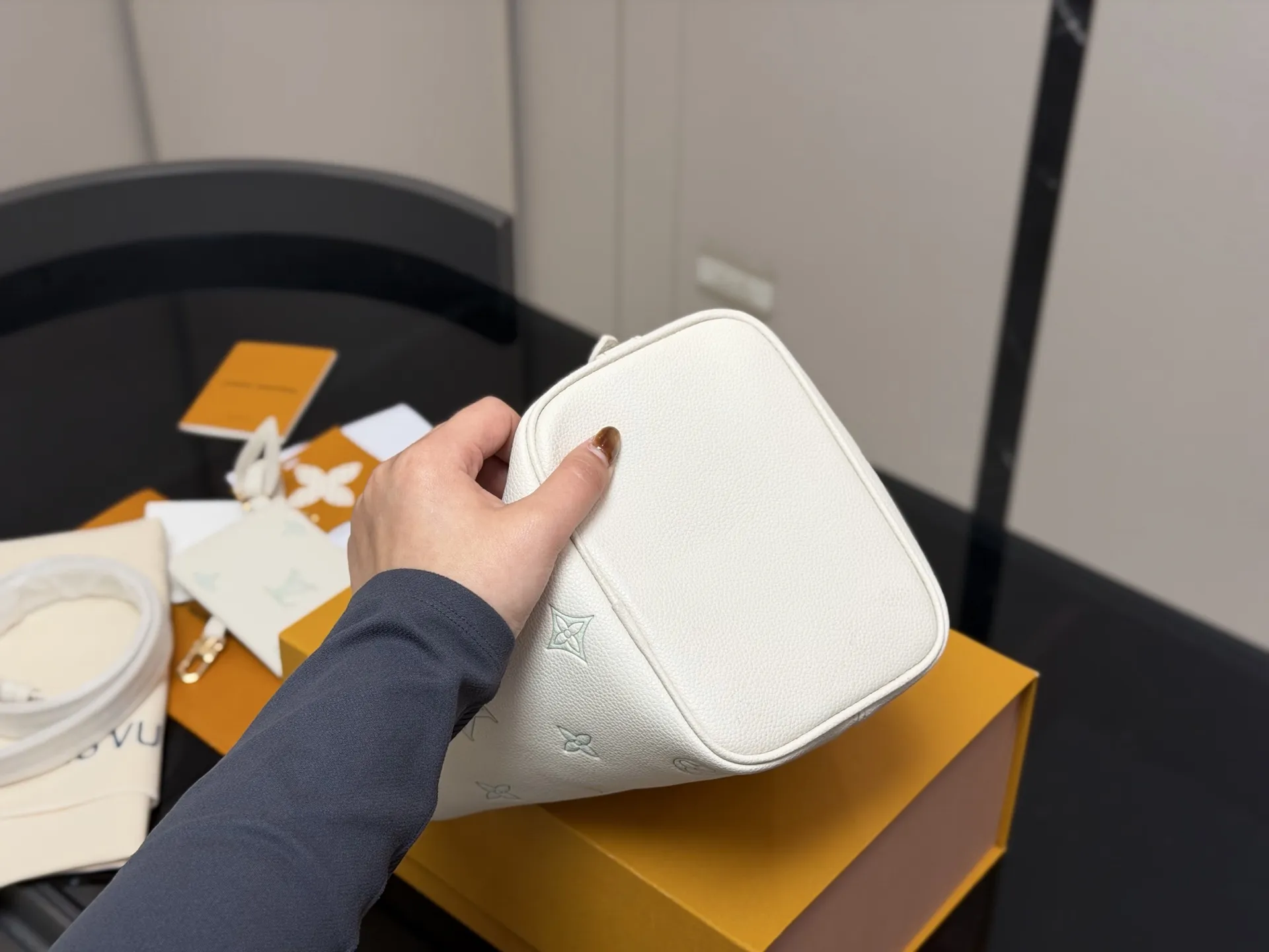 ¥180 配折叠盒 LV中古包又一位当红炸子鸡来咯!! 一只看似中古中矩却又有点标新立异的包。 水桶包 尺寸:18.17cm