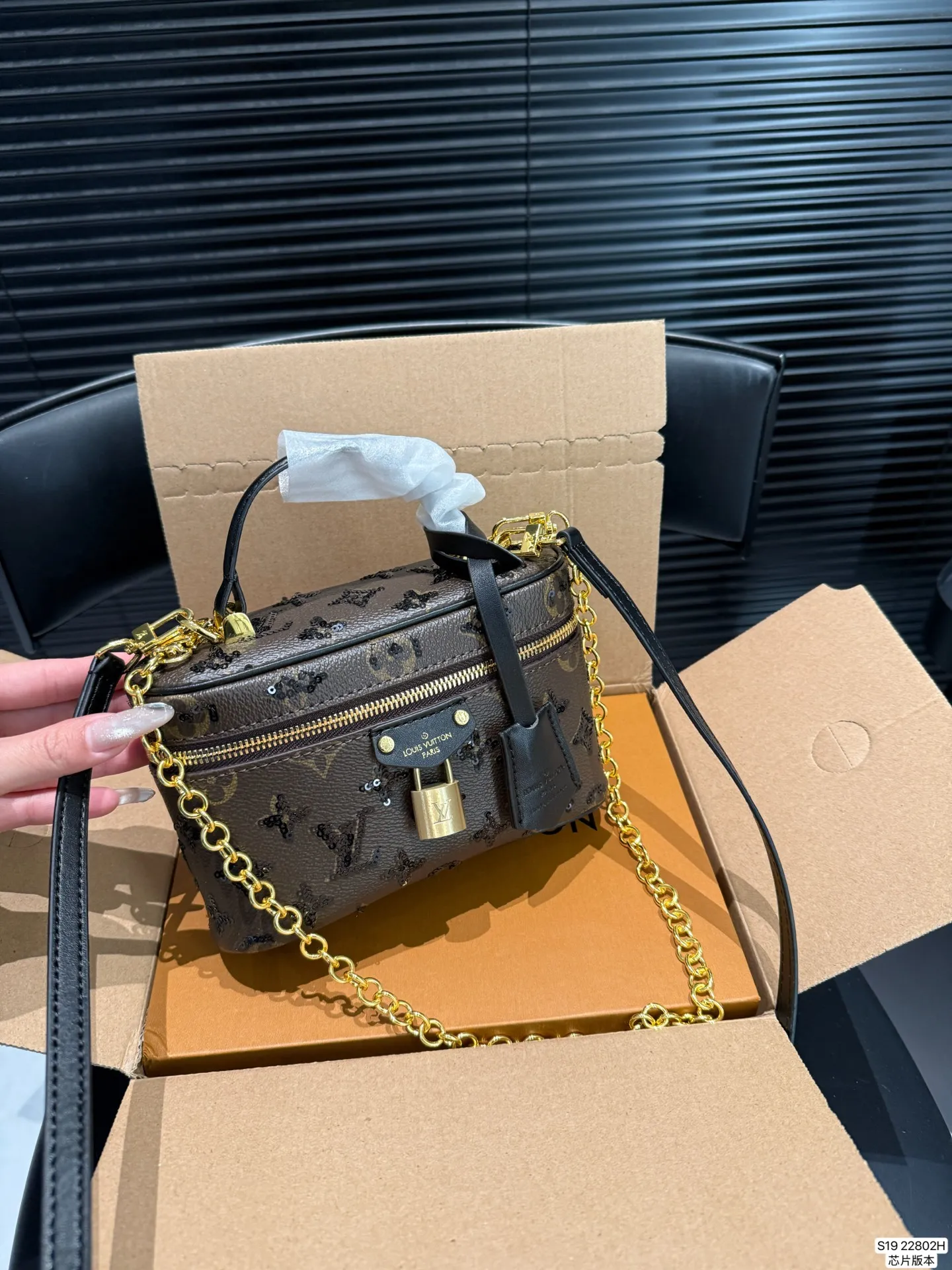 P145 配飞机盒折叠盒子芯片版本 季的化妆包颇受时尚界的青睐，看到第一眼就种草了！！造型很硬核 但空间很实用~走在路上就是一道行走的风景线啊。回头率杠杠的~ 而且真的好好搭！瞬间成为了这季街拍中的常客这只精致的LV化妆包，难道她不香吗～今年度过炎炎夏天的动力 ，就靠她给我补给了尺寸：19 12 货号22802