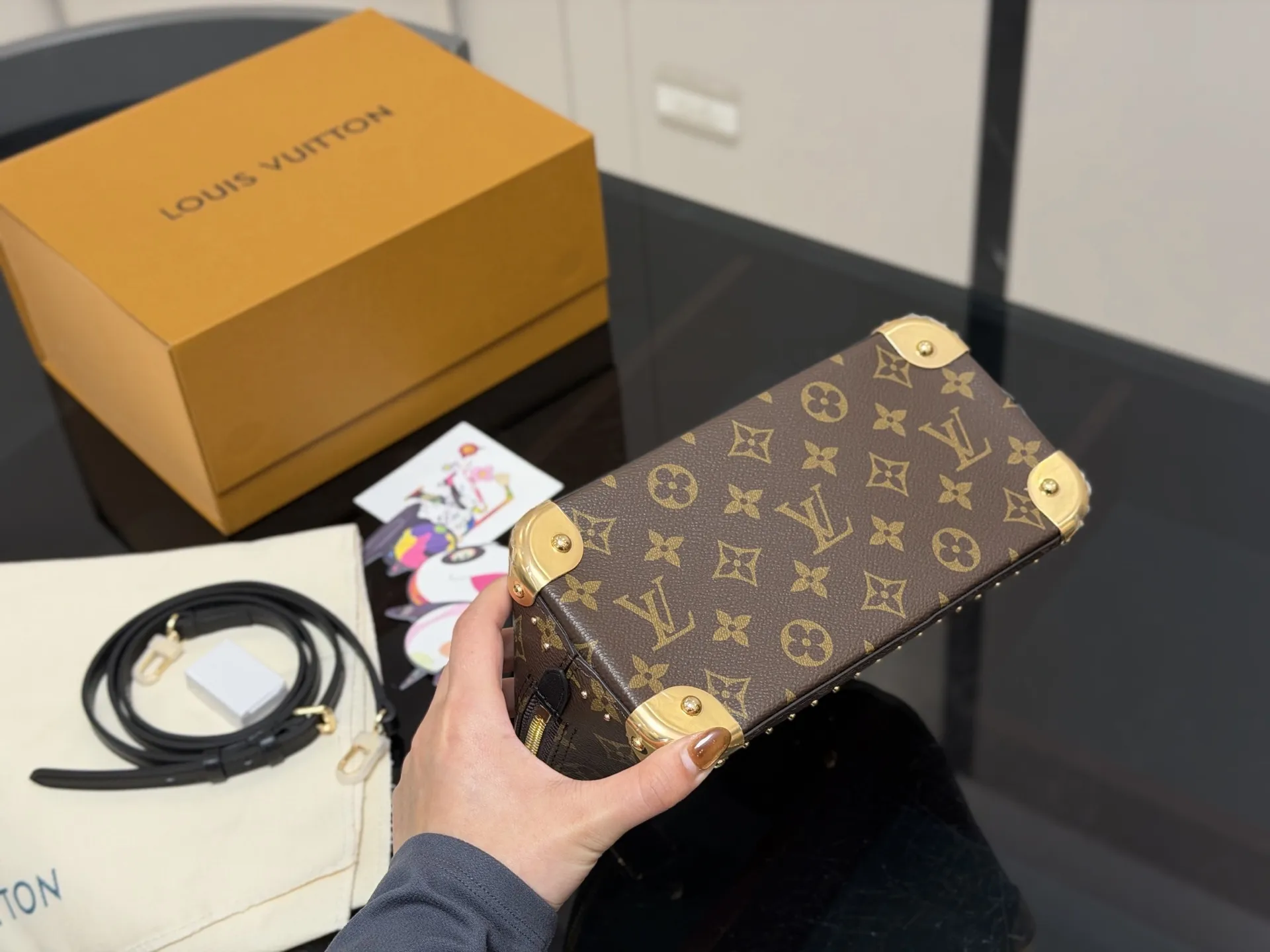 ¥240 折叠盒飞机盒 Lv新款 alma trunk 贝壳 我能get到了耶!真好看! 这次包型做了升级 真的好酷好喜欢! 好适合搭配酷酷的 复古的衣服 链条的吊坠一点要加上 而且是我喜欢的黑色细肩带 尺寸:23.17cm