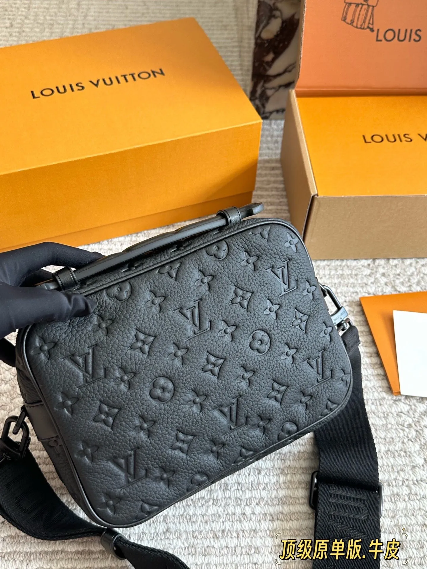 LV Slock新款男生包包p260 Iv最新一季又出了很多老花男包我可太爱老花了买到就,是赚到。拿到手的实物比照片好看。 Iv slocksling,老花的腰包本来就不多,这款配荧光黄色包边的可太亮眼了,感觉稳重的老花配了--丢丢调 皮。很多博主们都安利另一款S Lock的邮差包,有老花配黑色包边和蓝色包边两种选择,但其实个人感觉 18x8cm的厚度真的是过于厚重了(大小跟男款三合一差不多、但是更厚)所以个人感觉不太适合身高175以下的男生和小姐姐们。但如果贪恋大容量的话也是一个很好的选择。 优点是:比较小巧,对个子小的比较友好;男包亮黄色的配色比较少见。25*17