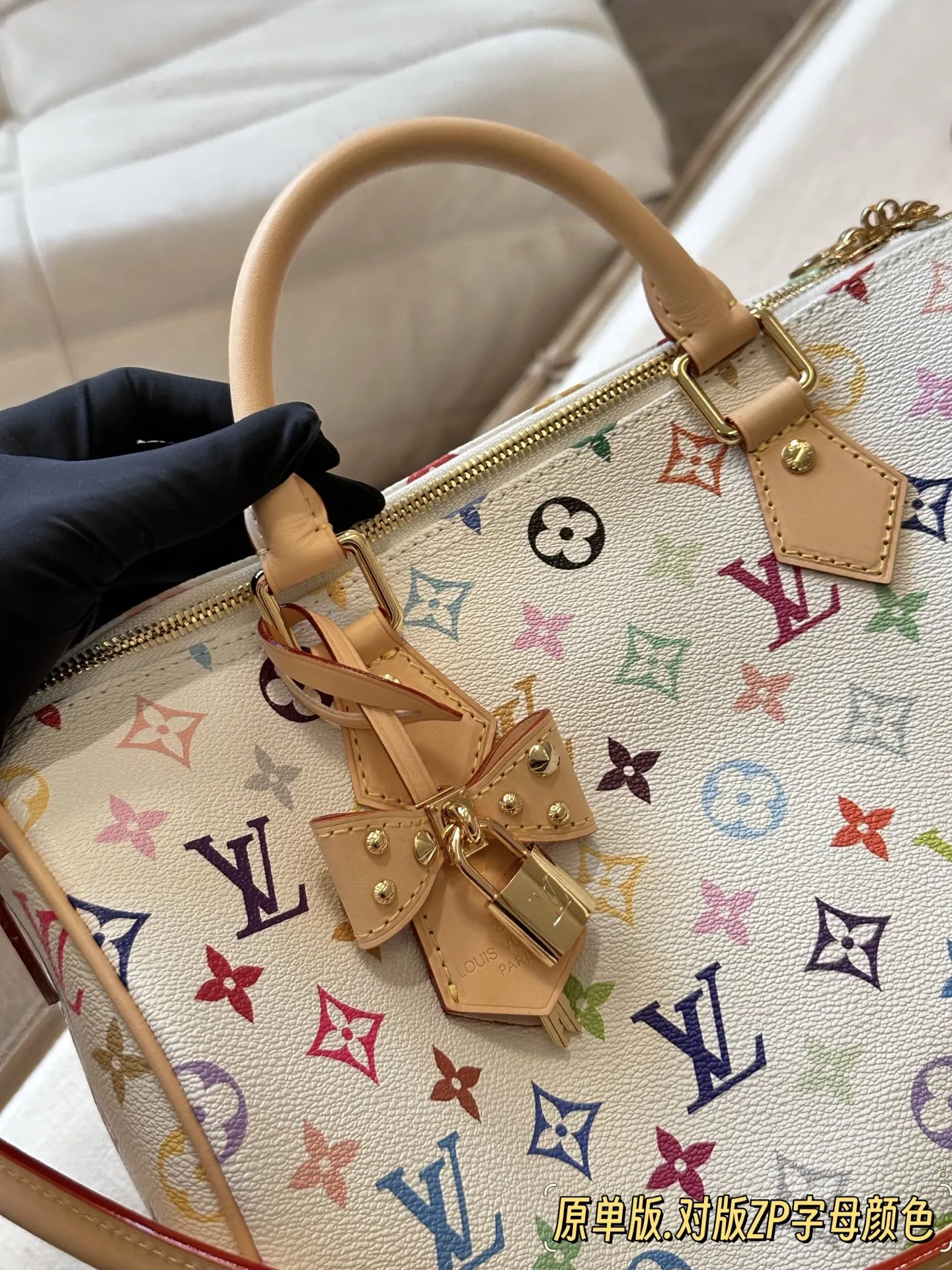 💰300 配盒 白三彩 原单版 size:30*21cm 快來看看L家 Speedy30 枕头包 尺寸30公分日常、旅行都適合! 这个尺寸太喜欢了 真好用!也太 COOL!