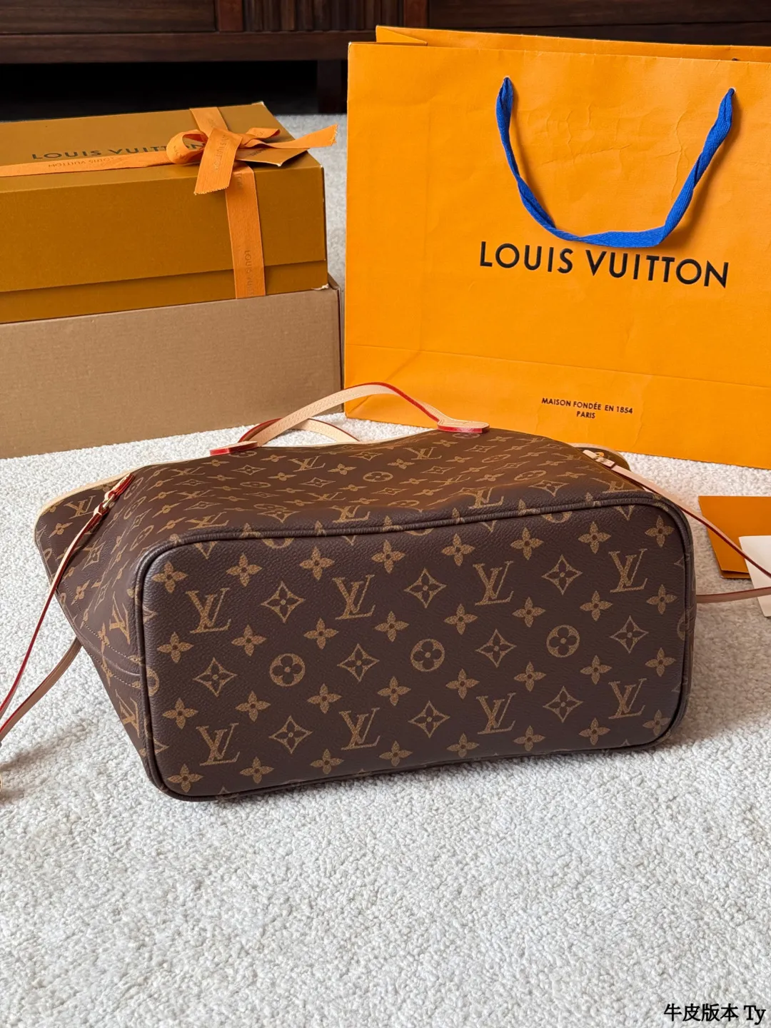 牛皮版本 p175 Lv 牛皮 L家 Neverfull 中号购物袋!入门级的款式哦!绝对的终身款!此物经典不言而喻!街拍和实用都是非常nb的选择!大家拿到后可以感受下,皮质颗粒之间空袭分明,宽度平均,摸上去软硬适中,变色皮哦!尺寸 :32 *28 (密封折叠礼盒包装 配海关贴 发票 免税店证书📄)