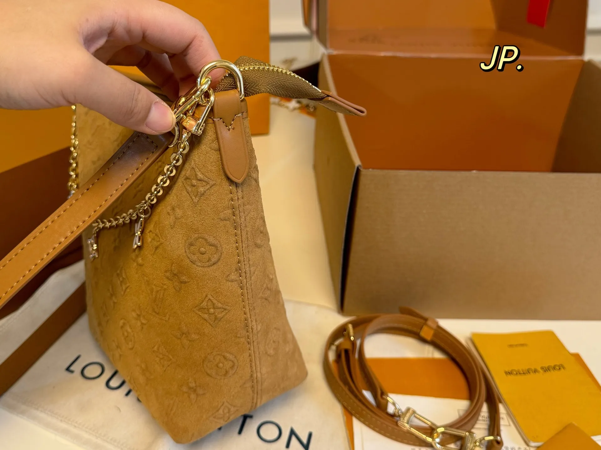 P165(折叠盒飞机盒) size:17×20 LV路易威登麂皮绒中古链条水桶包💕 超级耐看的经典配色! 采用桶状设计,容量十足 配有长肩带,多种背法 日常出街、通勤,低调又百搭‼️