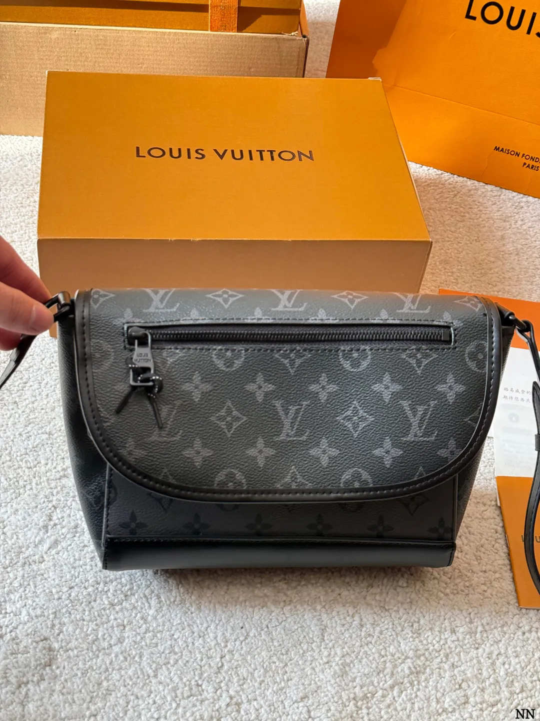 牛皮版本 p160 LV Pulse 邮差包 M12681 VLV Pulse邮差包M12681，黑色Monogram Eclipse涂层 帆布+牛皮饰边，低调又有辦识度艹。盖磁扣+外拉链袋，内部多夹层，收纳超方便！肩带可调节，单肩斜挎都OK，通勤休闲都能搭。 线绳拉链头设计，时髦又实用，是LV黑武士系列热门款，商务休闲都能轻松驾驭 尺寸 23 18cm