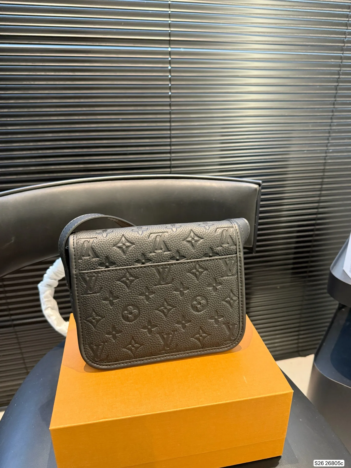 P180 配折叠盒 牛皮Lv邮差 真被这个LV小包惊艳到 之前的大邮差终于出小版了! 变小后更加精致了 而且放手机等物品无压力 尺寸:20 16 货号26805