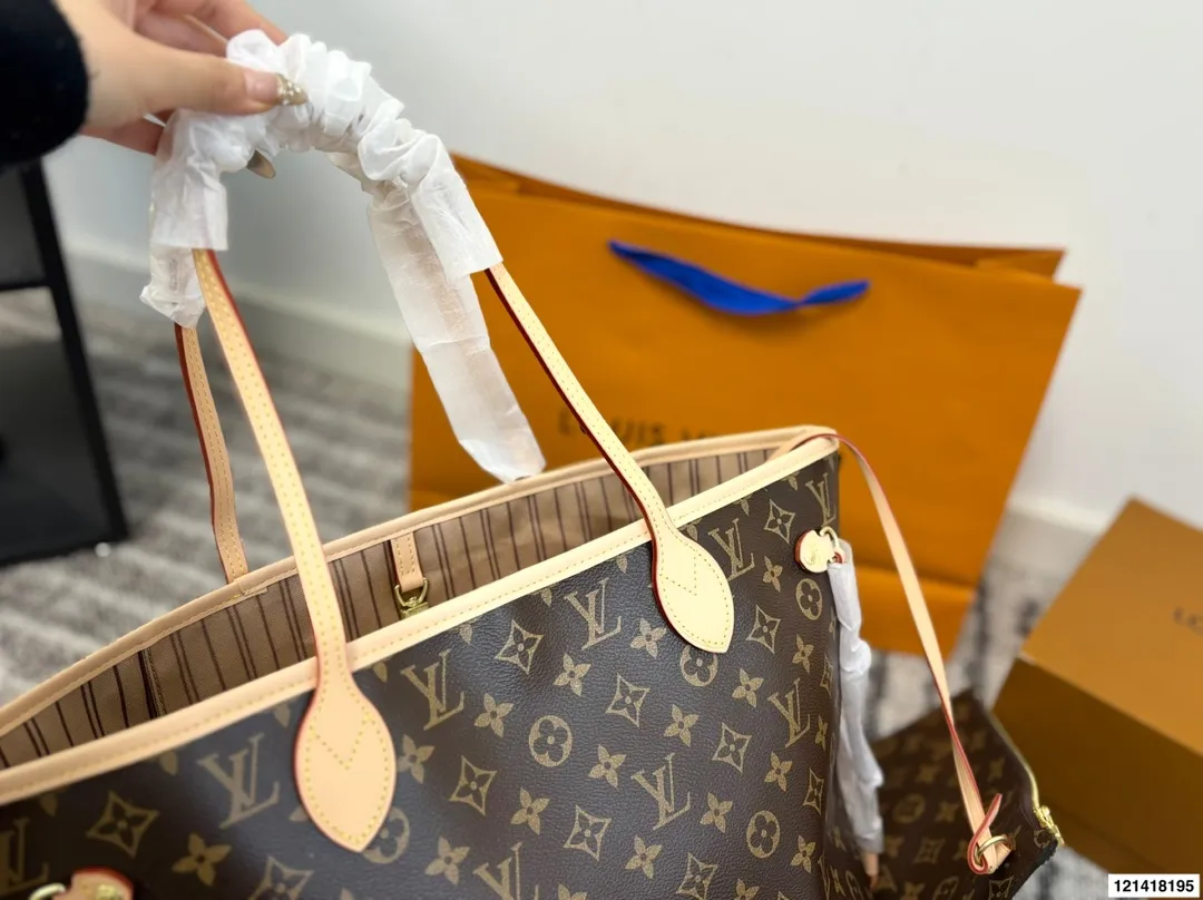 p135 全套包装LV 经典购物袋 Neverfull 全新演绎经典手袋,探索袋内精致细节。重新设计的内袋采用了清新的织物内衬和灵感源自档案馆的复古细节,最值得称道的莫过于可脱卸式拉链手包,它既可单独作为一只精致手拿包使用,亦可作为额外的口袋。明快的内衬色调为 Monogram 经典帆布增加了更多活泼生动之感。尺寸33 30