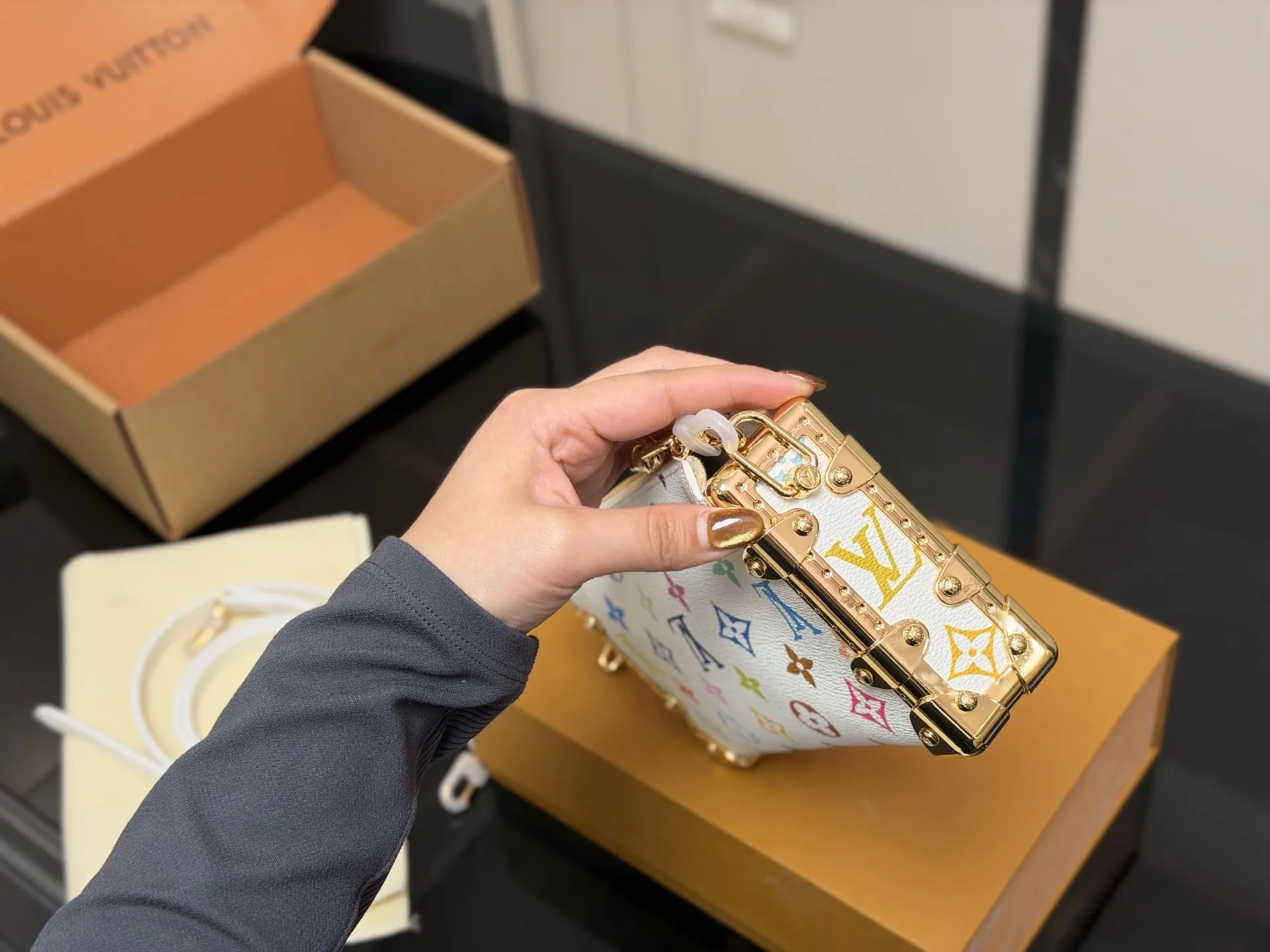 ¥225 (折叠盒➕飞机盒) size:23*11cm 超时空爆款 Lv王炸新款包 横版谷爱凌 一定要入的它! 超级洋气 upupup 搜索🔍Lv 软箱子(盒子)