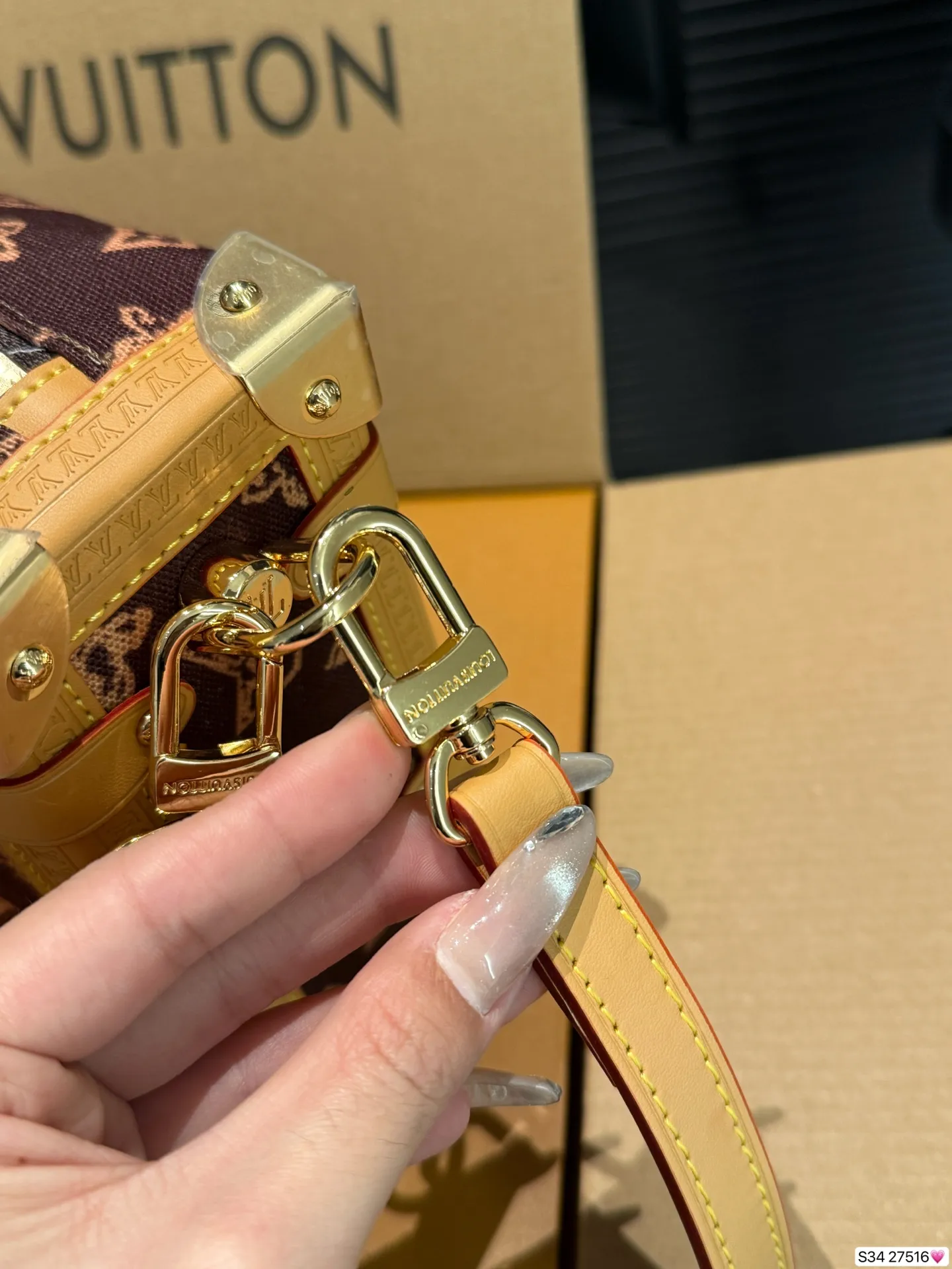 P220 配飞机盒折叠盒 LV 130周年限定来袭!村上隆三彩返场🥹 LV 130周年限定系列,这次是真的开挂了! LV谷爱凌软盒子来啦美到犯规💕 五金精致有分量,肩带长度刚刚好,单肩斜挎都很绝👏日常搭配T恤、牛仔裤,容量也很实用,手机、口红、粉饼等小物件都能装下~ 尺寸23 16 货号27516