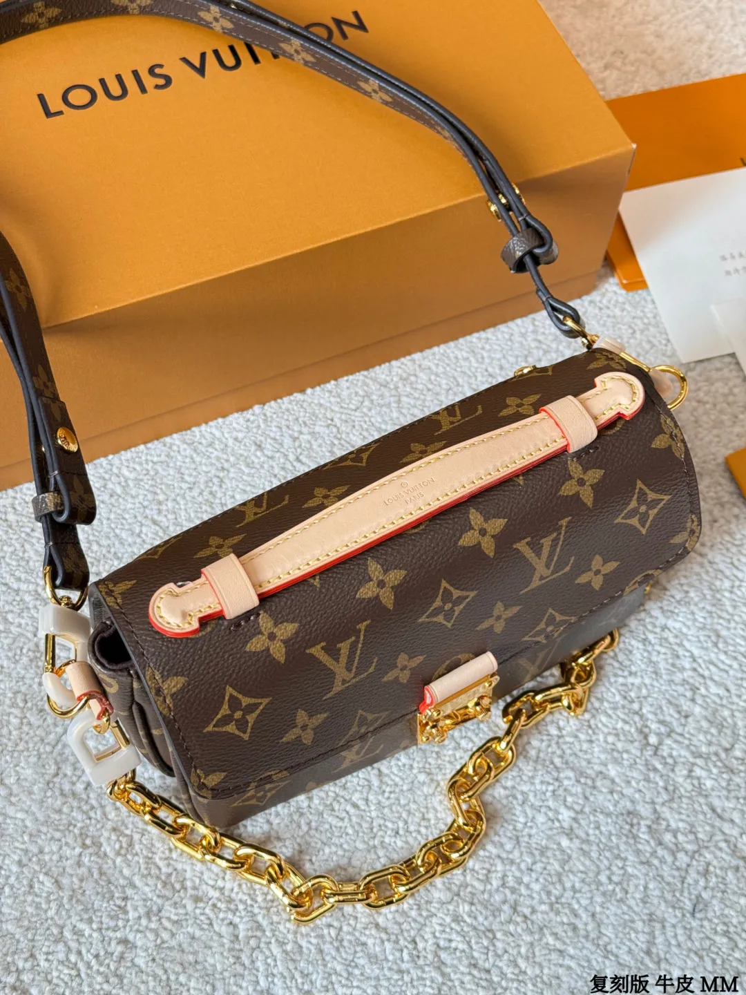 复刻版 牛皮 p270 Lv Pochette Metis East west Mini 新款邮差包 LV邮差包老花手提单肩斜挎包,优雅低调的外形设计和宽敞的包身更加入了实用性,LV闪亮的纯钢金色五金配件- 可调节肩带,配有树糕皮的肩垫,拉链闭合 超细纤维内衬 尺寸 21 14cm 配折叠礼盒🎁 牛皮