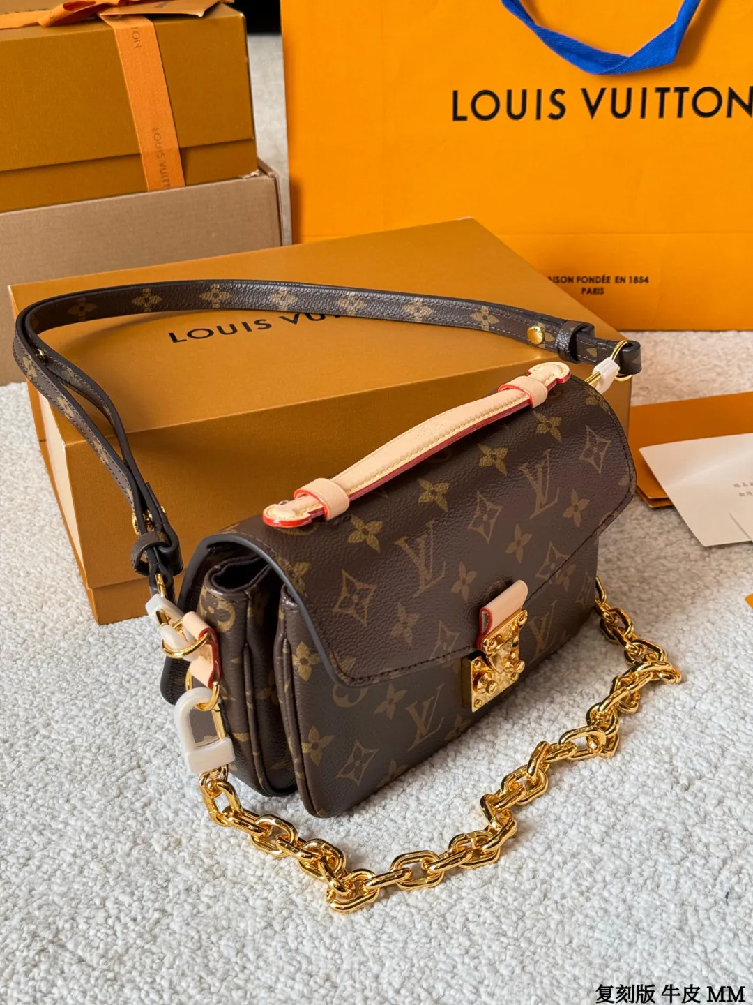 复刻版 牛皮 p270 Lv Pochette Metis East west Mini 新款邮差包 LV邮差包老花手提单肩斜挎包,优雅低调的外形设计和宽敞的包身更加入了实用性,LV闪亮的纯钢金色五金配件- 可调节肩带,配有树糕皮的肩垫,拉链闭合 超细纤维内衬 尺寸 21 14cm 配折叠礼盒🎁 牛皮