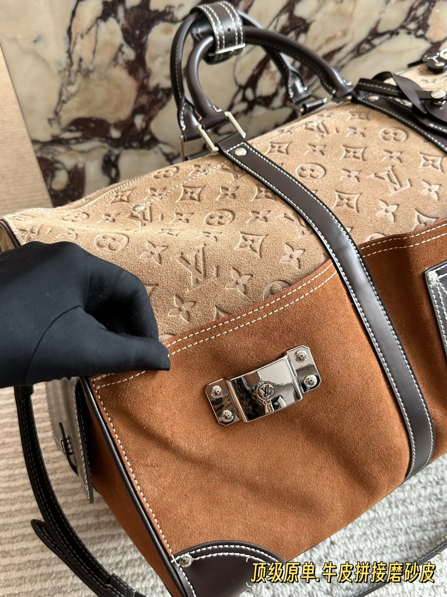 原单版💰550 顶级牛皮拼接磨砂皮 超重工旅行袋 尺寸:50cm L家 老花旅行包 出!👧🏽 keepall 50厘米 旅行袋 有着高颜值的复古文艺气息~ 是不是需要“它”。