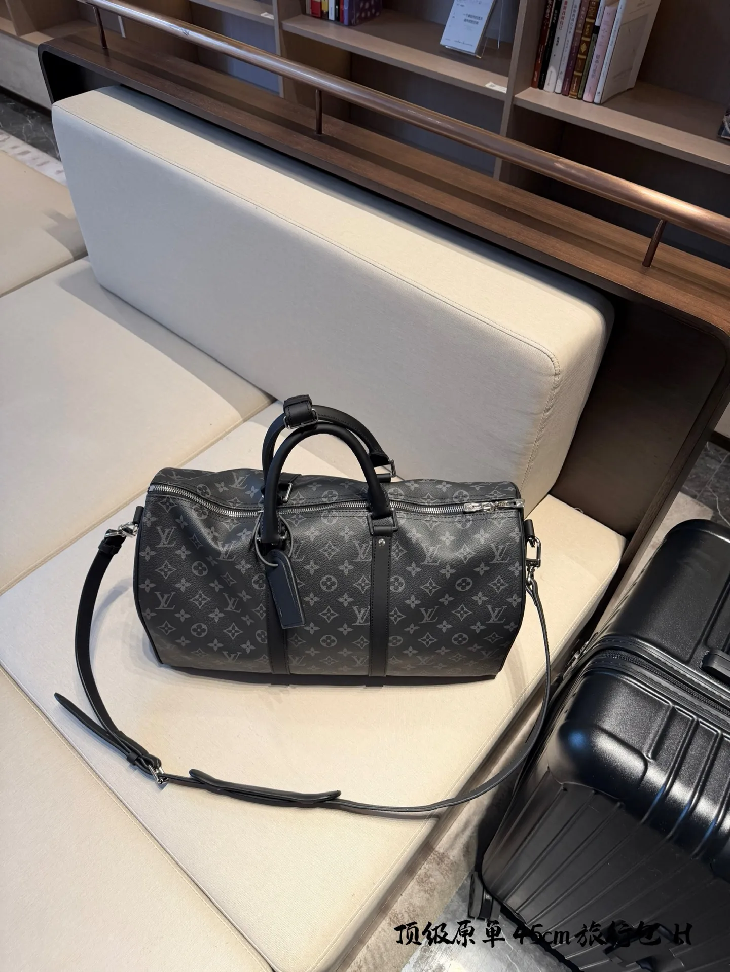 lv 旅行包p220 超酷中LV Keepall老花旅行袋 LVKeepall 出差旅行最常用的一只包 这是超酷的一只包 可以做健身包,也可做旅行袋 容量超级感人非常的实用! 出差三四天背这只包,衣服和洗漱用品完全足够!最主要是凹造型最棒了~ 马上爱豆出街的赶脚 路易威登Louis Vuitton 9VintageMusevie 中古店Iv keepall老花手提包包 45cm无盒