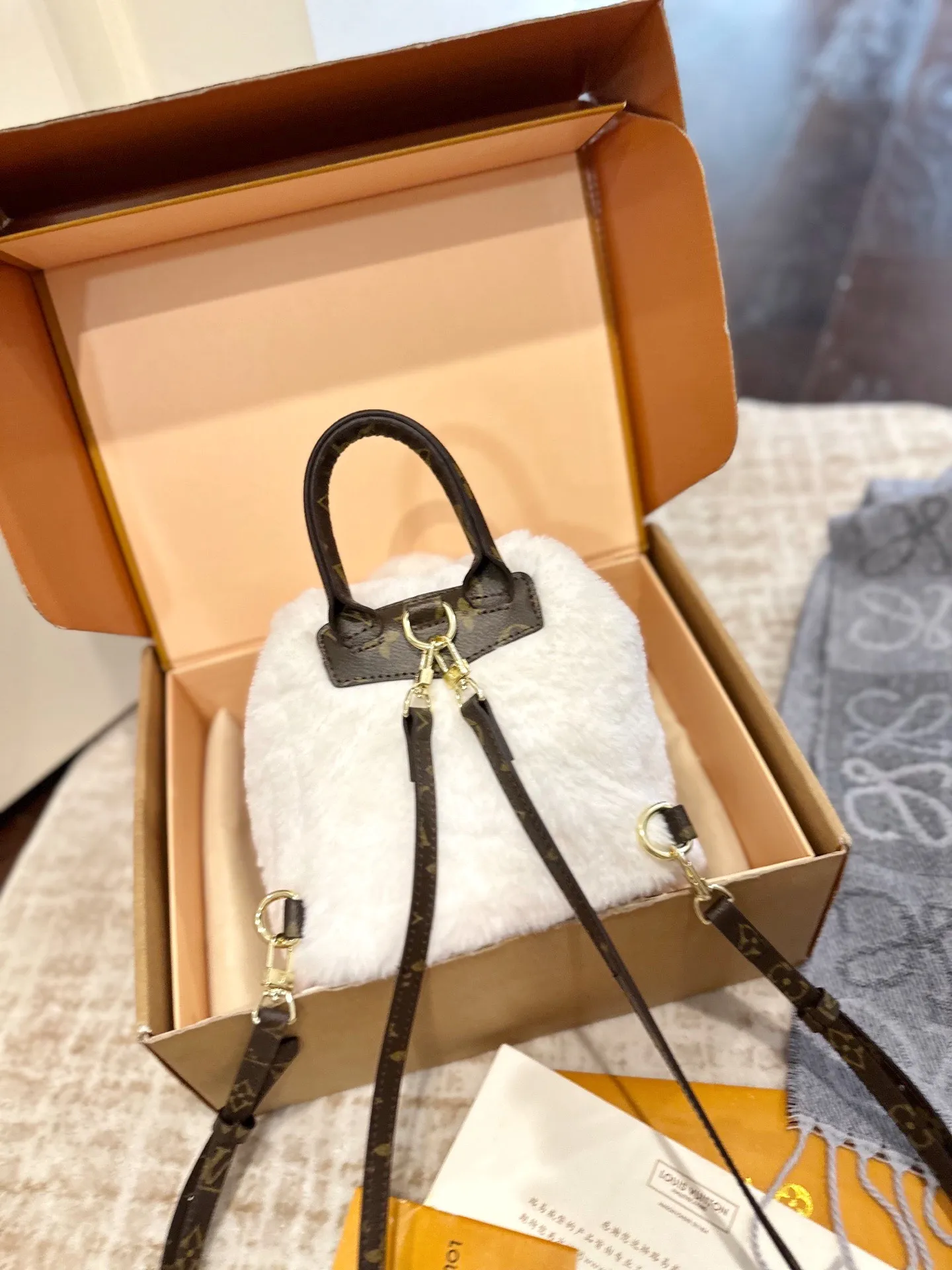 p120 礼盒包装 size 20 26 LV SKI滑雪系列vivienne Ski Snow系列 毛毛 双肩包 手机包 Louis Vuitton超限量Vivienne双肩包全日本限量发 等了一个月终于到货咯实物真的很可爱 容量感人 超可爱的手机包