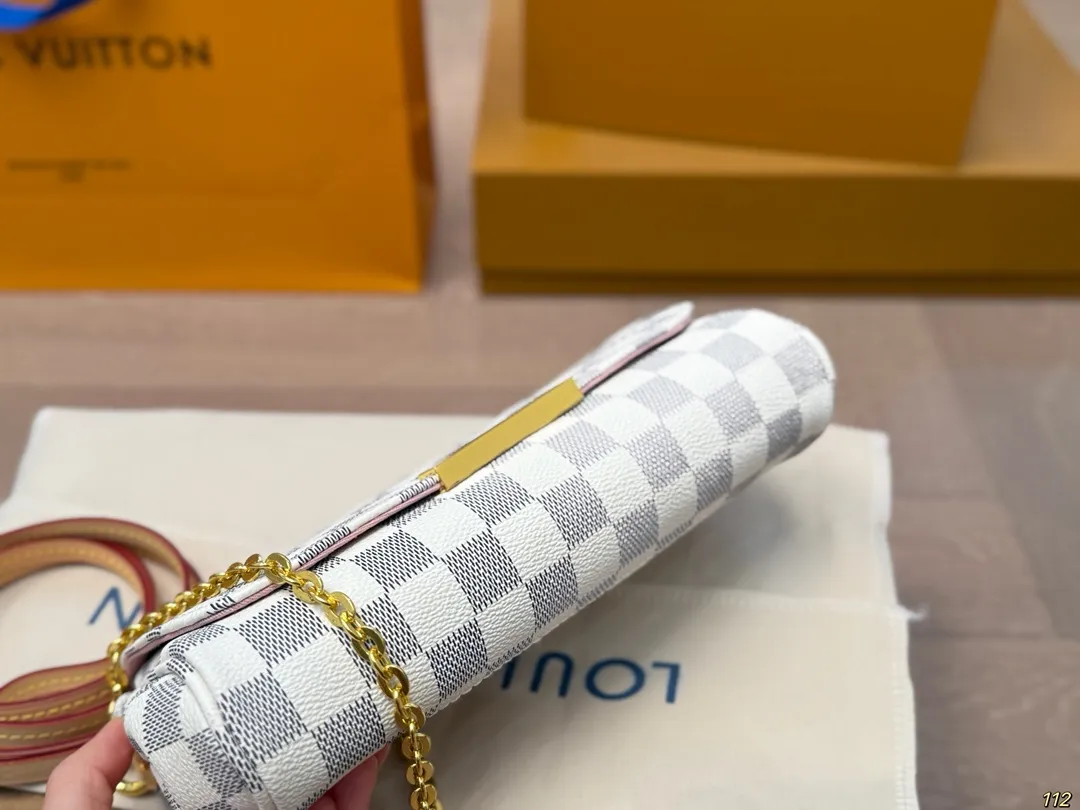 原版复刻¥140飞机盒 LV小号晚宴包 变频芯片 路易威登lv腋下包 搭配2条肩带可斜挎🛍 全新搭配 高端品质 原版面料 超级大牌的一款 上身特别洋气 喜欢的美妞抓紧自留啦 尺寸:小号21 11