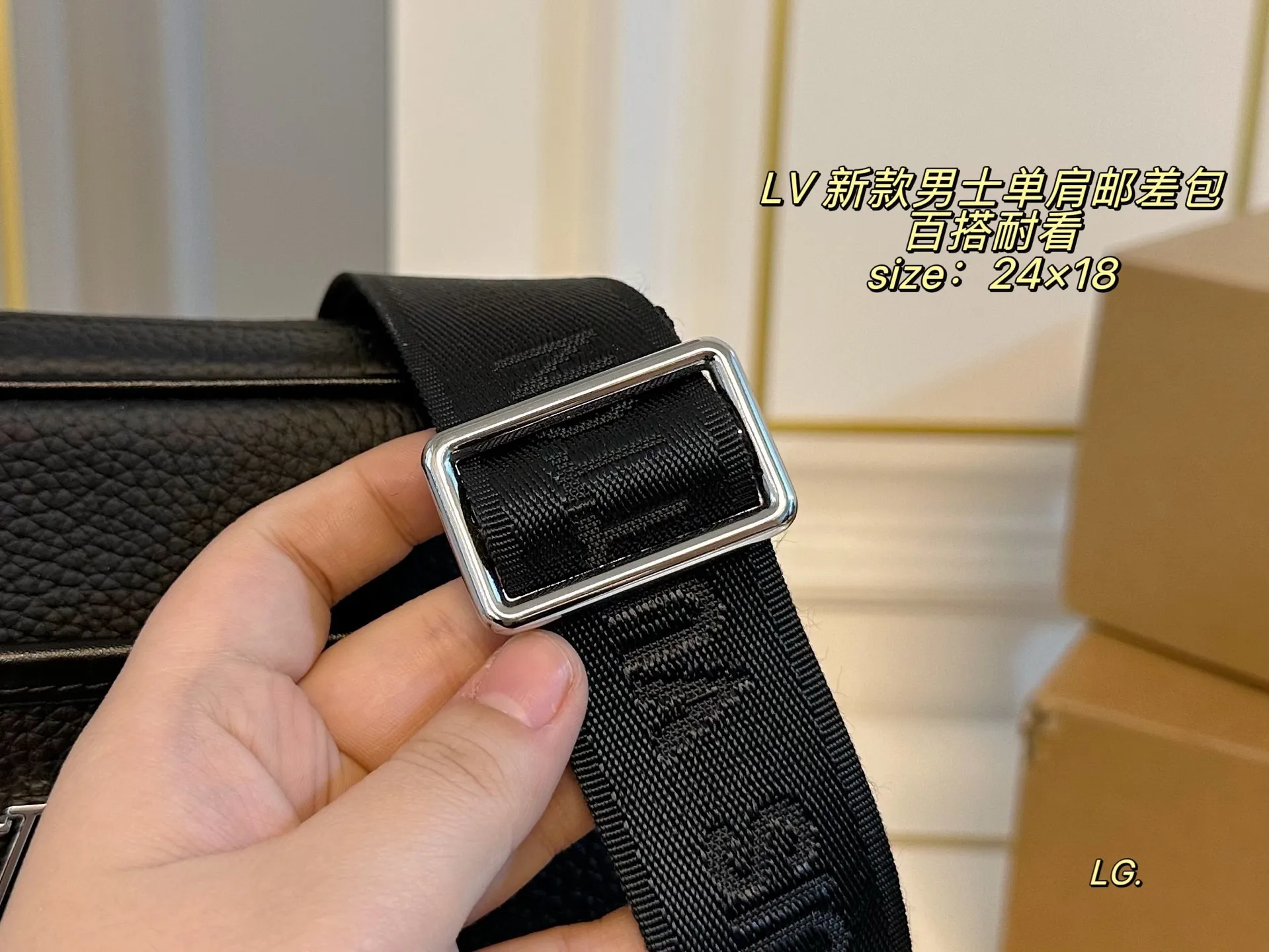 P140(配盒) size:24×18 LV路易威登新款男士单肩邮差包💕 原单品质,拉链开合设计,高级百搭 织物肩带🉑️调节 可斜挎可单肩方便实用! 百搭耐看,四季🉑️背,潮酷通勤必备🖤