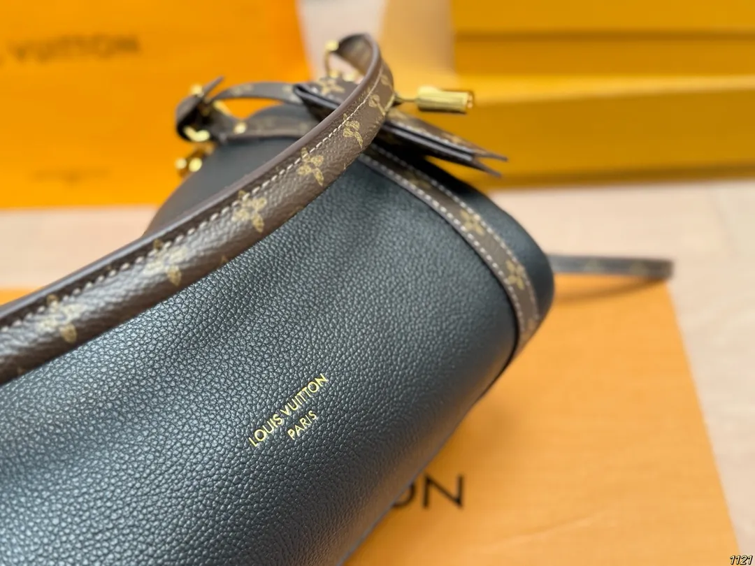 纯皮¥240飞机盒钢五金 专柜同步163变频芯片 LV路易威登Express枕头包 配有可拆卸肩带🉑自由转换 手提,肩背或斜挎等各种造型背法 极具松弛感 上身效果时髦好看‼️ 尺寸:小号26 15