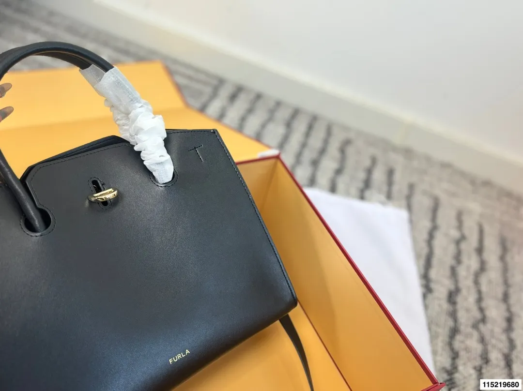 P180配折叠盒⚠️尺寸29.25 Furla Genesi托特包 选用优质牛皮，表面光滑有型，立体剪裁让包内空问更宽敞。金色半圆扭扣＋压印Logo，细节满分！尺寸适中，通勤休闲都OK，手提斜挎随心切换。黑色百搭，四季都能用，简约大气，实用又有质感，是职场女生的理想选择