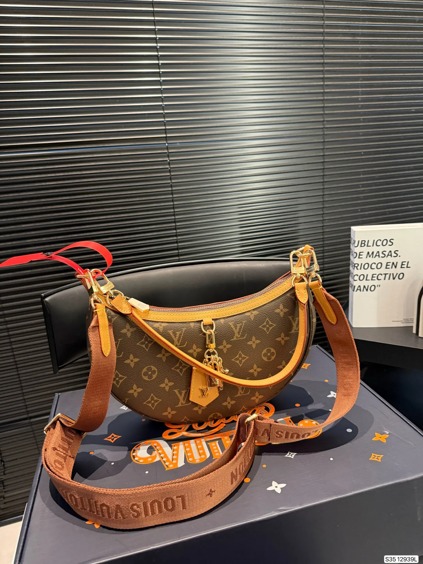 P225 配飞机盒折叠盒子 Lv月亮包 2025 LV新款宽肩带是救过LV的命吗??? 新款月亮包比起老款略胜一筹，新款改良了下不好单手拉拉链弧度，新款会成为下一个爆款! 尺寸：27 16 货号12939