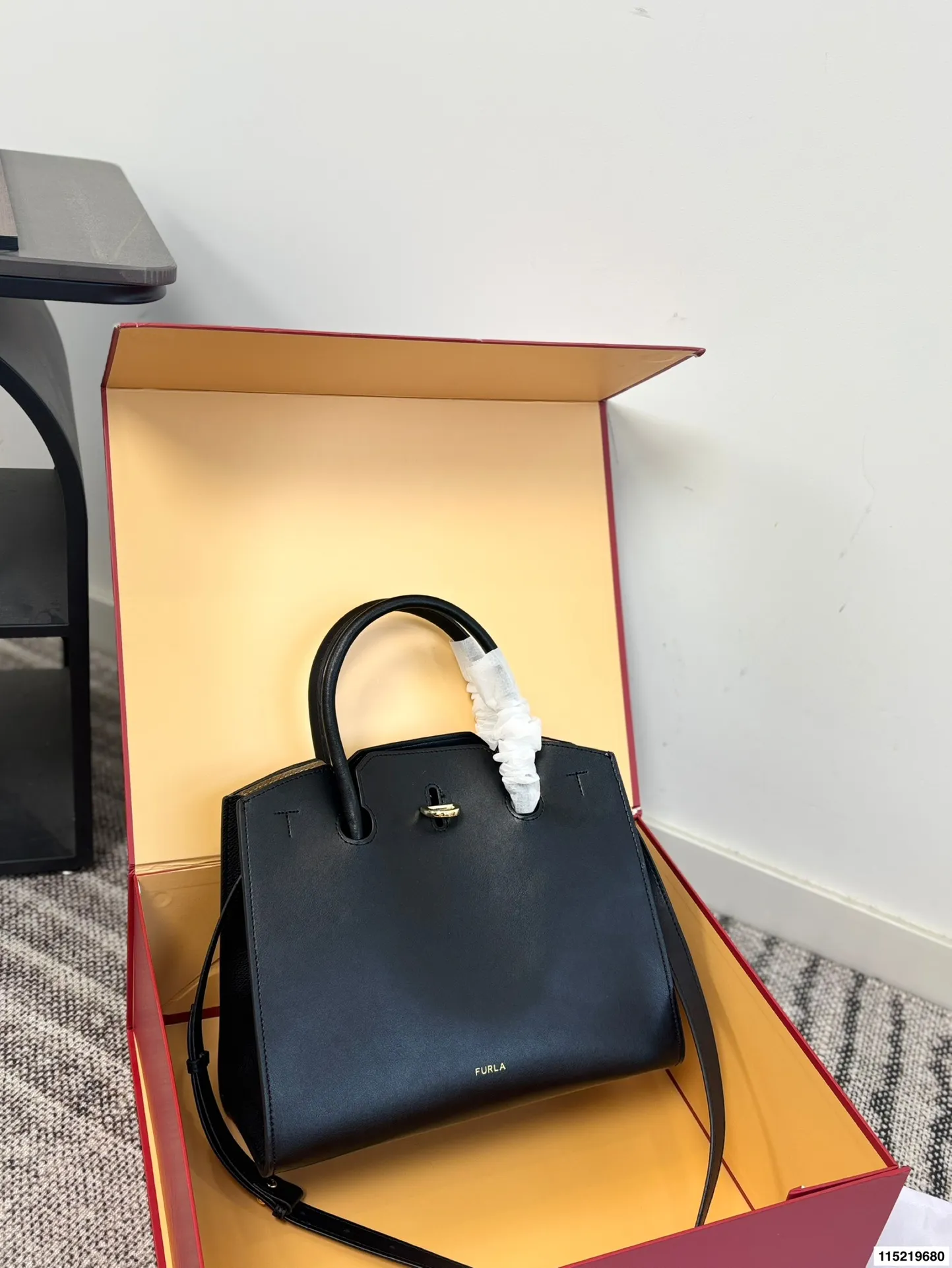 P180配折叠盒⚠️尺寸29.25 Furla Genesi托特包 选用优质牛皮，表面光滑有型，立体剪裁让包内空问更宽敞。金色半圆扭扣＋压印Logo，细节满分！尺寸适中，通勤休闲都OK，手提斜挎随心切换。黑色百搭，四季都能用，简约大气，实用又有质感，是职场女生的理想选择