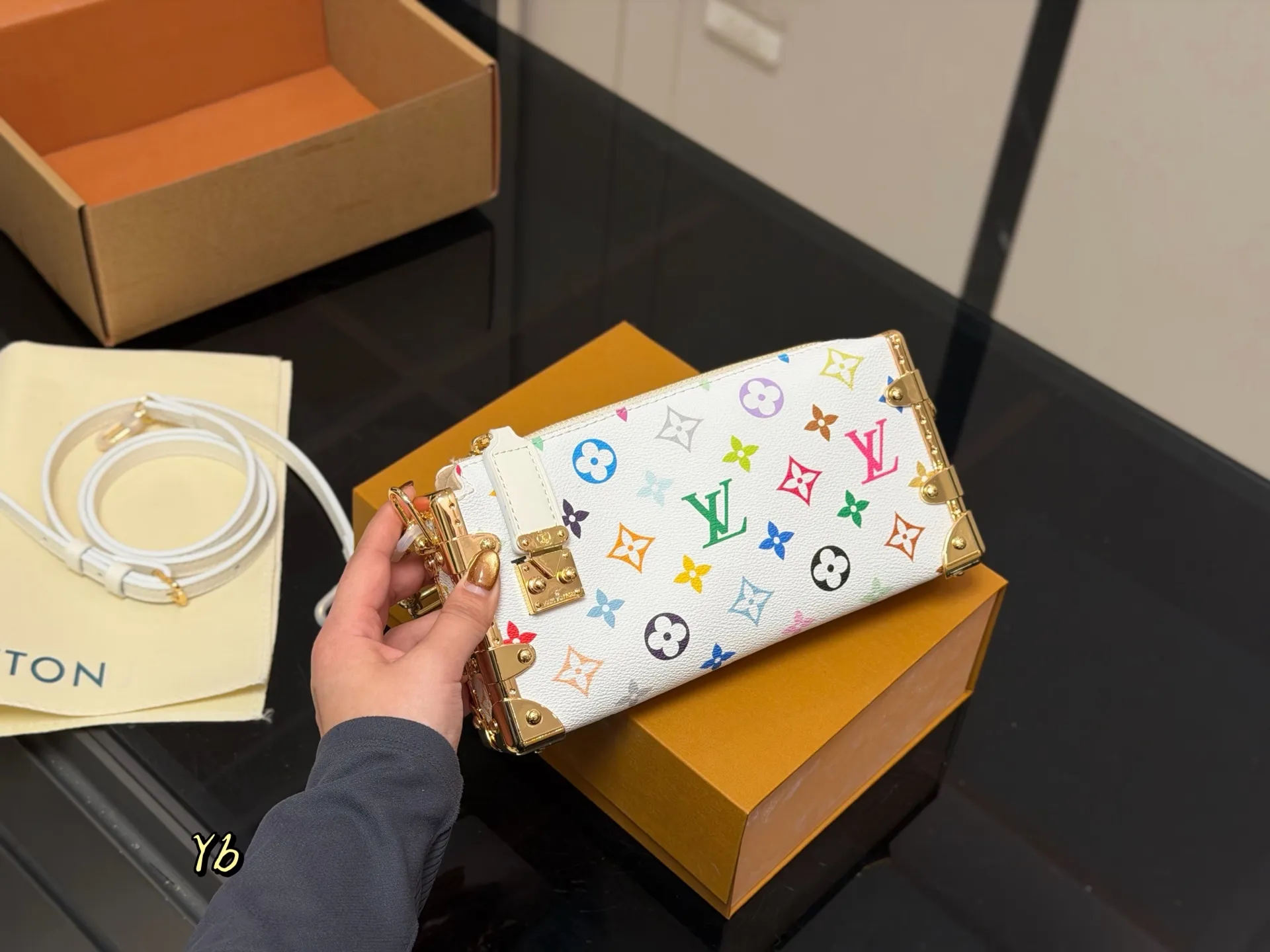 ¥225 (折叠盒➕飞机盒) size:23*11cm 超时空爆款 Lv王炸新款包 横版谷爱凌 一定要入的它! 超级洋气 upupup 搜索🔍Lv 软箱子(盒子)