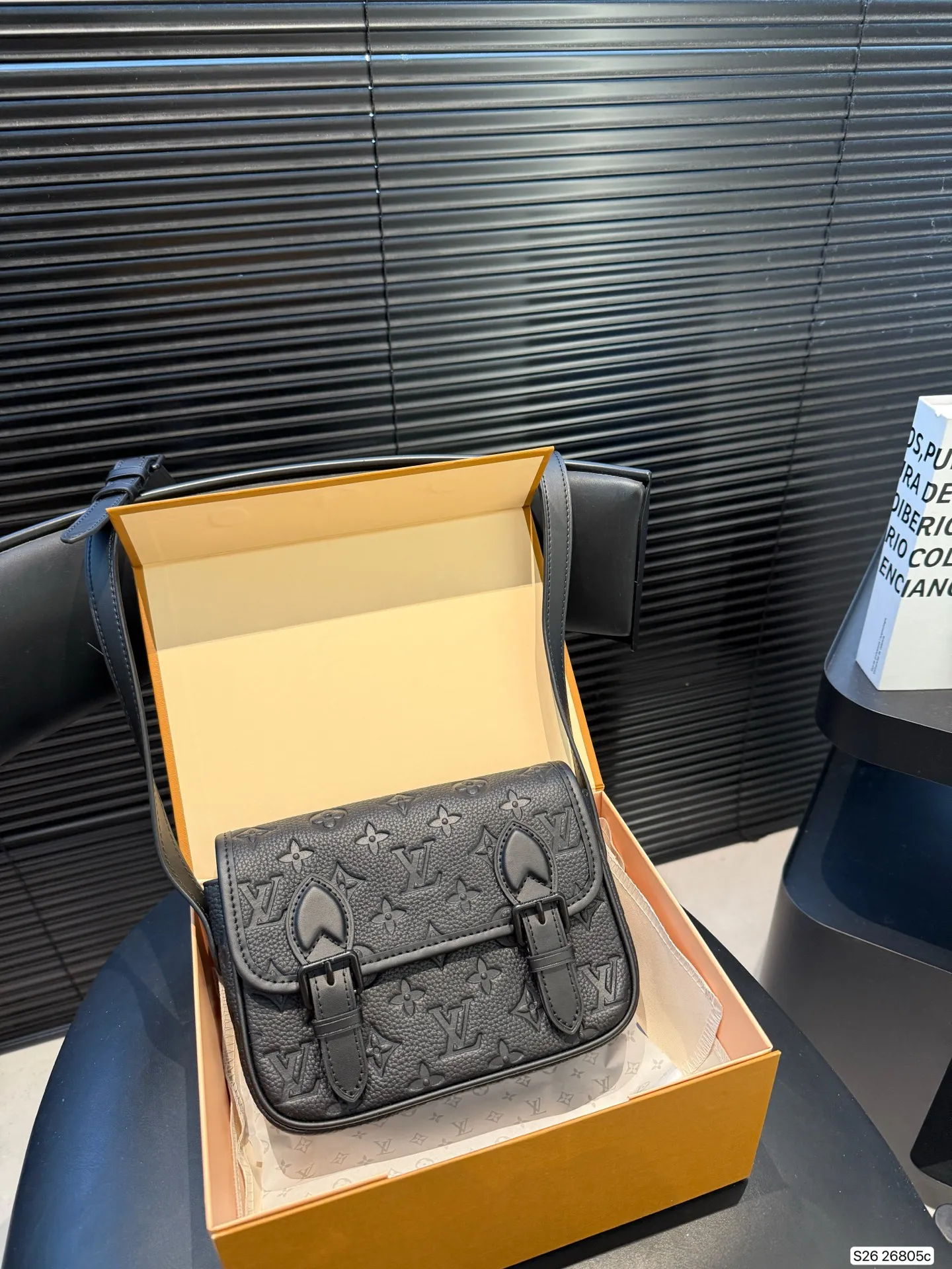 P180 配折叠盒 牛皮Lv邮差 真被这个LV小包惊艳到 之前的大邮差终于出小版了！ 变小后更加精致了 而且放手机等物品无压力 尺寸：20 16 货号26805