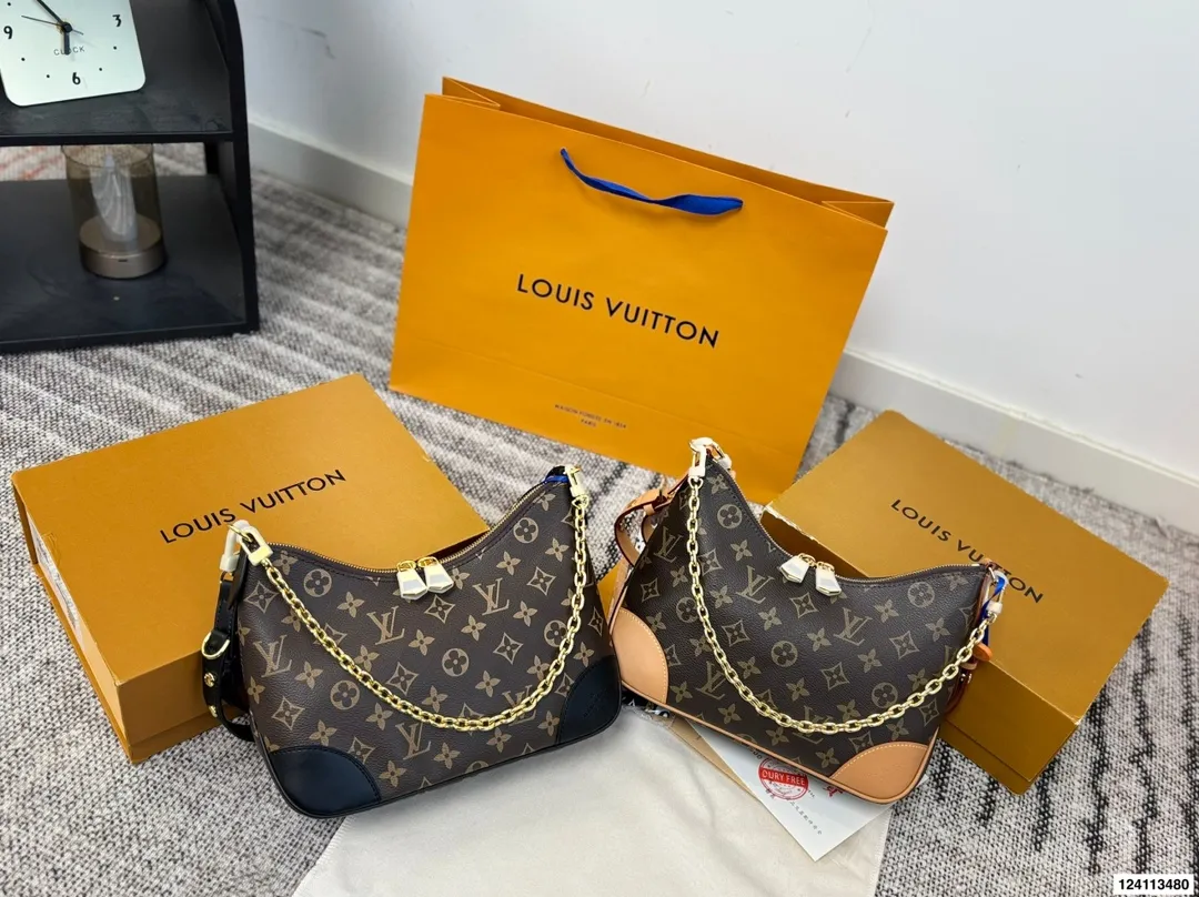 p160配礼盒🎁 Lv 牛角包 单肩斜挎中古 vintage包包v老花村上隆限定薇薇安女包LV老花限定 ！超美！好多网红潮人都在背 单肩斜挎背这款包看着简单，搭配起来特别有范！被外观真的迷倒 尺寸：26*9*15cm