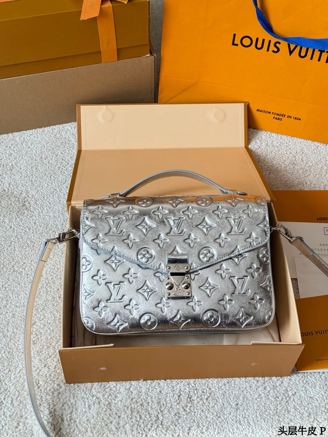 头层牛皮 p290 LV Pochette Metis 银色邮差包 SLV Pochette Metis银色邮差包,采用MonogramEmpreinte压纹牛皮,质感细腻耐用。斑鸠灰色低调优雅,银色五金+S型锁扣,细节满分!25x19x7cm25x19x7cm,内部多隔层+拉链口袋,收纳超方便。可拆卸肩带,手提斜挎都OK,通勤休闲都能驾驭了。经典设计+实用性,LV标志性单品,时髦精必入!