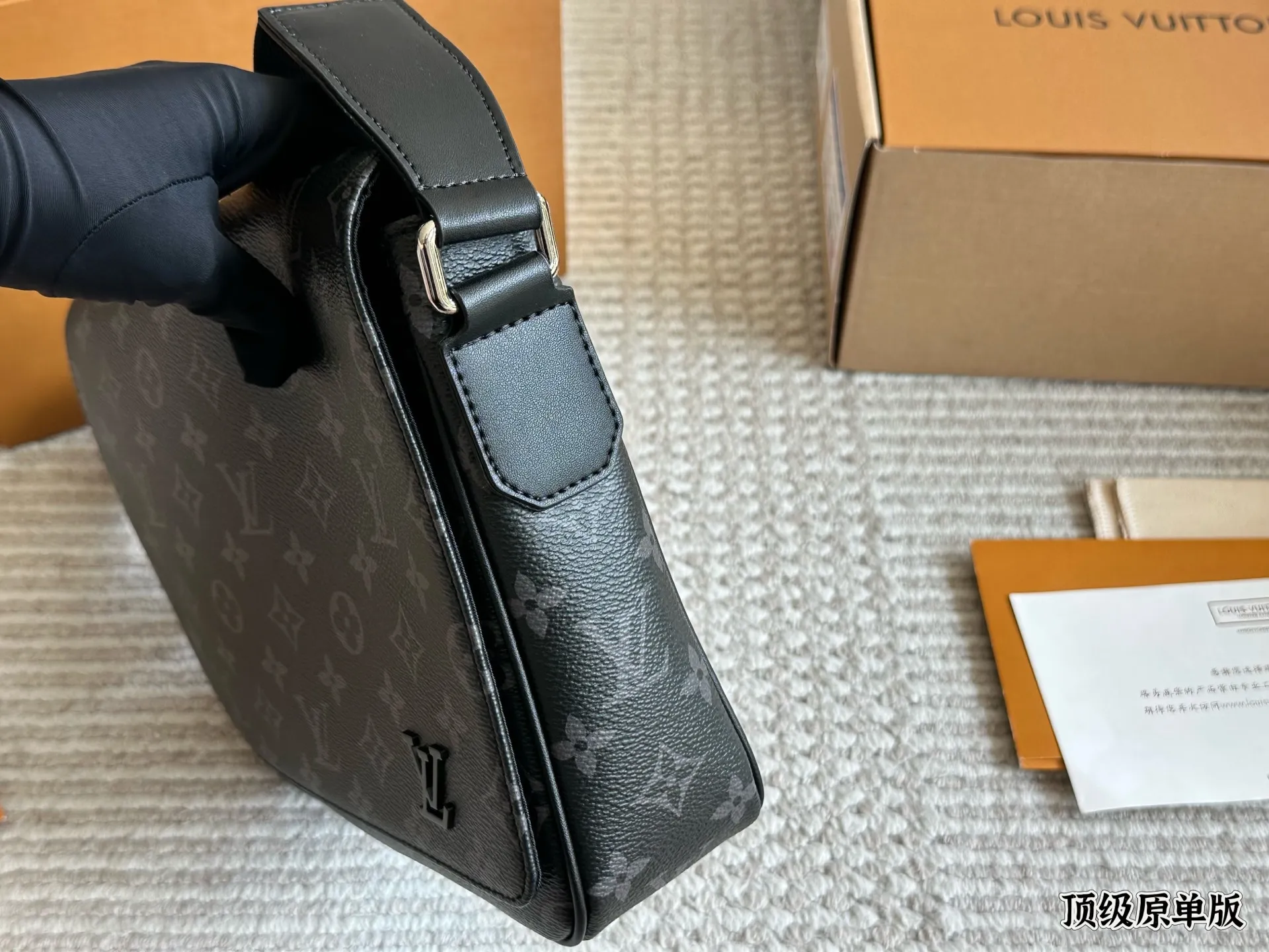 复刻版 牛皮 p200 Lv District 单肩包 #每秒都值得记录 DISTRICT 单肩包 M44000 尺寸：25*22*7cm 经典翻盖邮差包，轻便容量大又采用着经典黑花，虽然没有出众的相貌元素，但这反而增加了它的搭配性，百搭款！出街撞包几率相当低，多种背法，无论是日常出街还是上班族都是可以驾驭的一款！