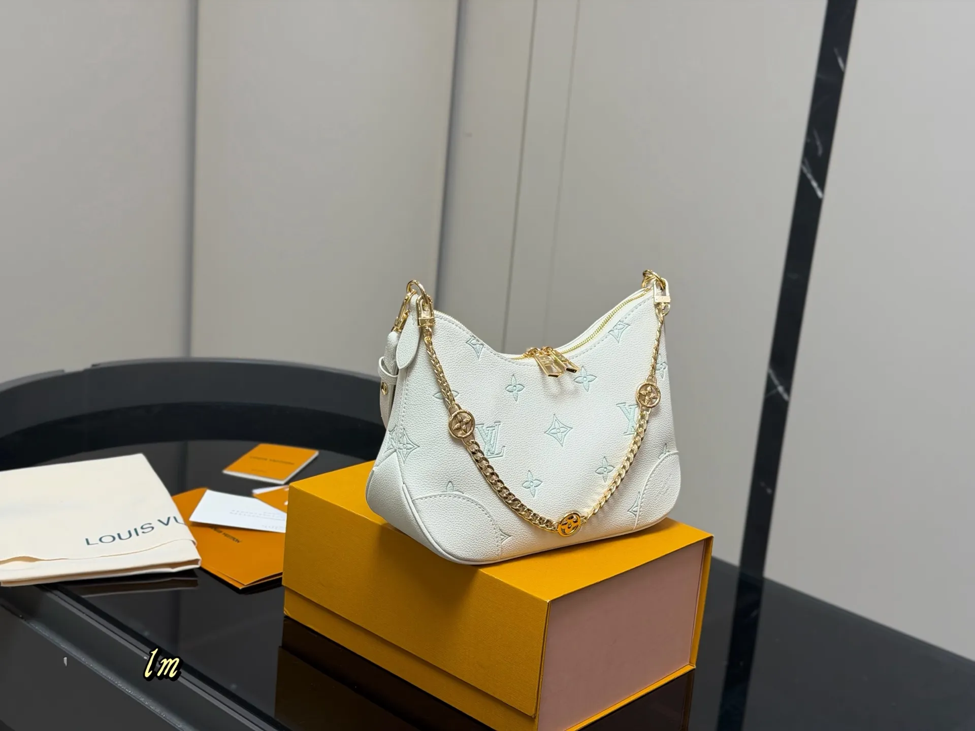 ¥180 配折叠盒 size:29*16cm Lv 最新款牛角包 原版五金! 定制版直接采用小牛皮 Vintage 经典单肩包 配置肩带➕链条 单肩斜挎都无敌好看百搭!